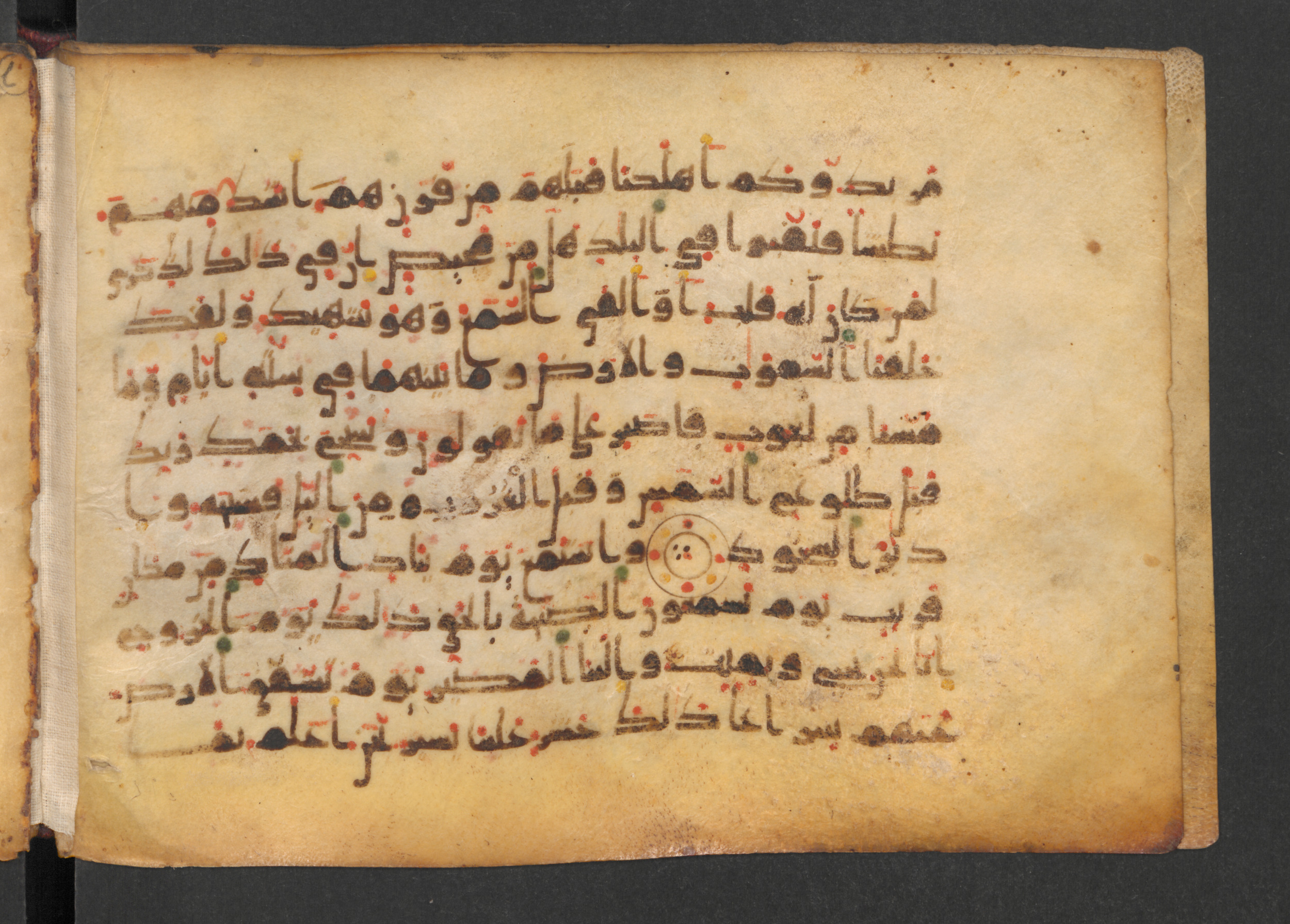 Codex Petermann I 38, in kūfī D.Vb script, showing Surah 50:39 from Mid-8th to Late 10th Century AD found in Unknown, currently housed at Staatsbibliothek zu Berlin, Berlin
