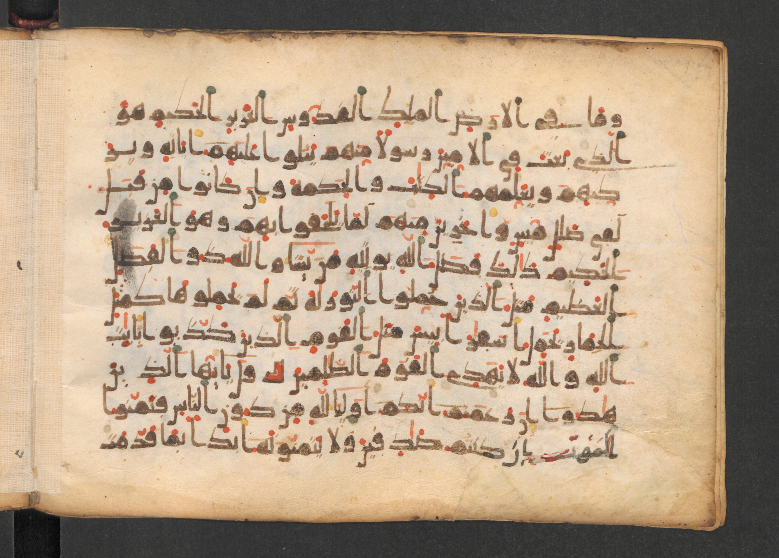 Codex Petermann I 38, in kūfī D.Vb script, showing Surah 62:2 from Mid-8th to Late 10th Century AD found in Unknown, currently housed at Staatsbibliothek zu Berlin, Berlin