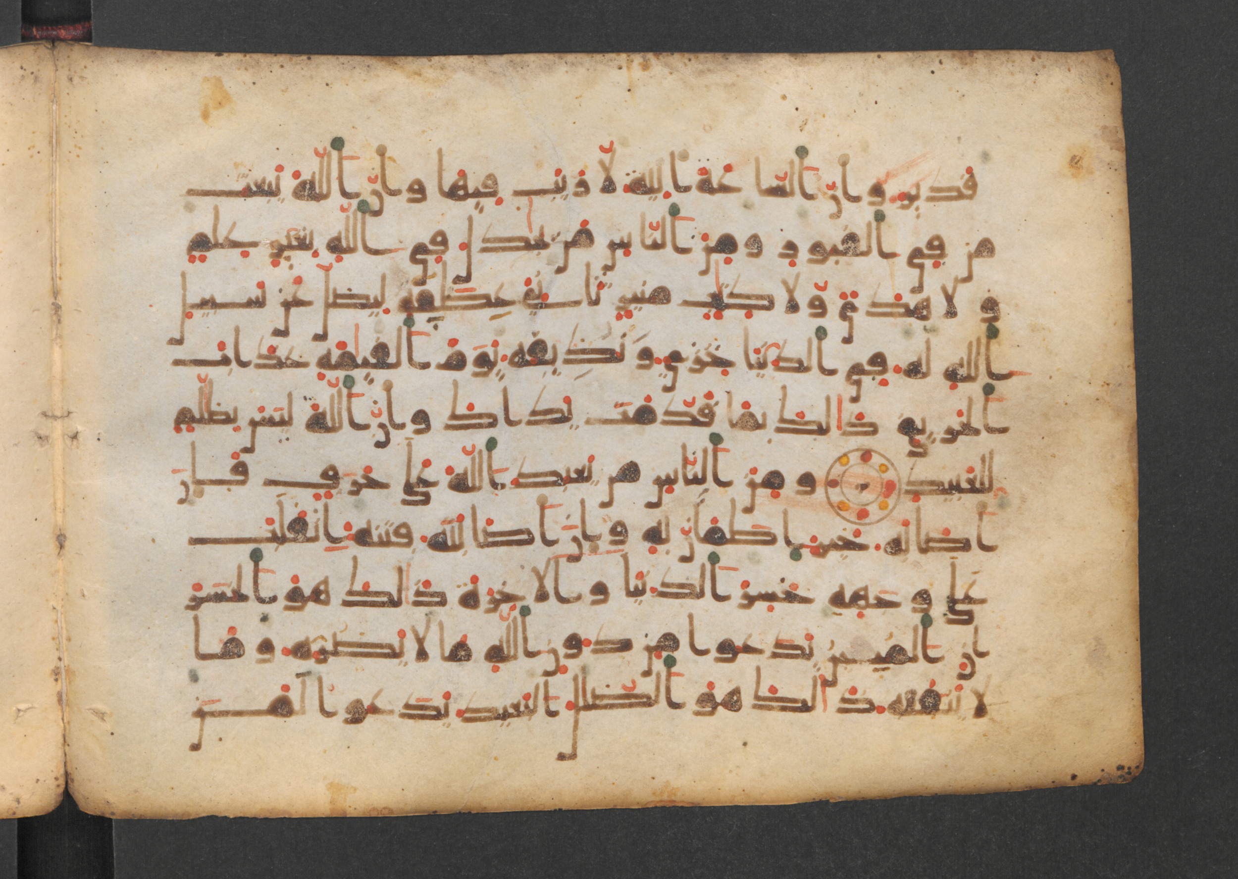 Codex Petermann I 38 (Scan 1), in kūfī D.Vb script, showing Surah 22:13 from Mid-8th to Late 10th Century AD found in Unknown, currently housed at Staatsbibliothek zu Berlin, Berlin