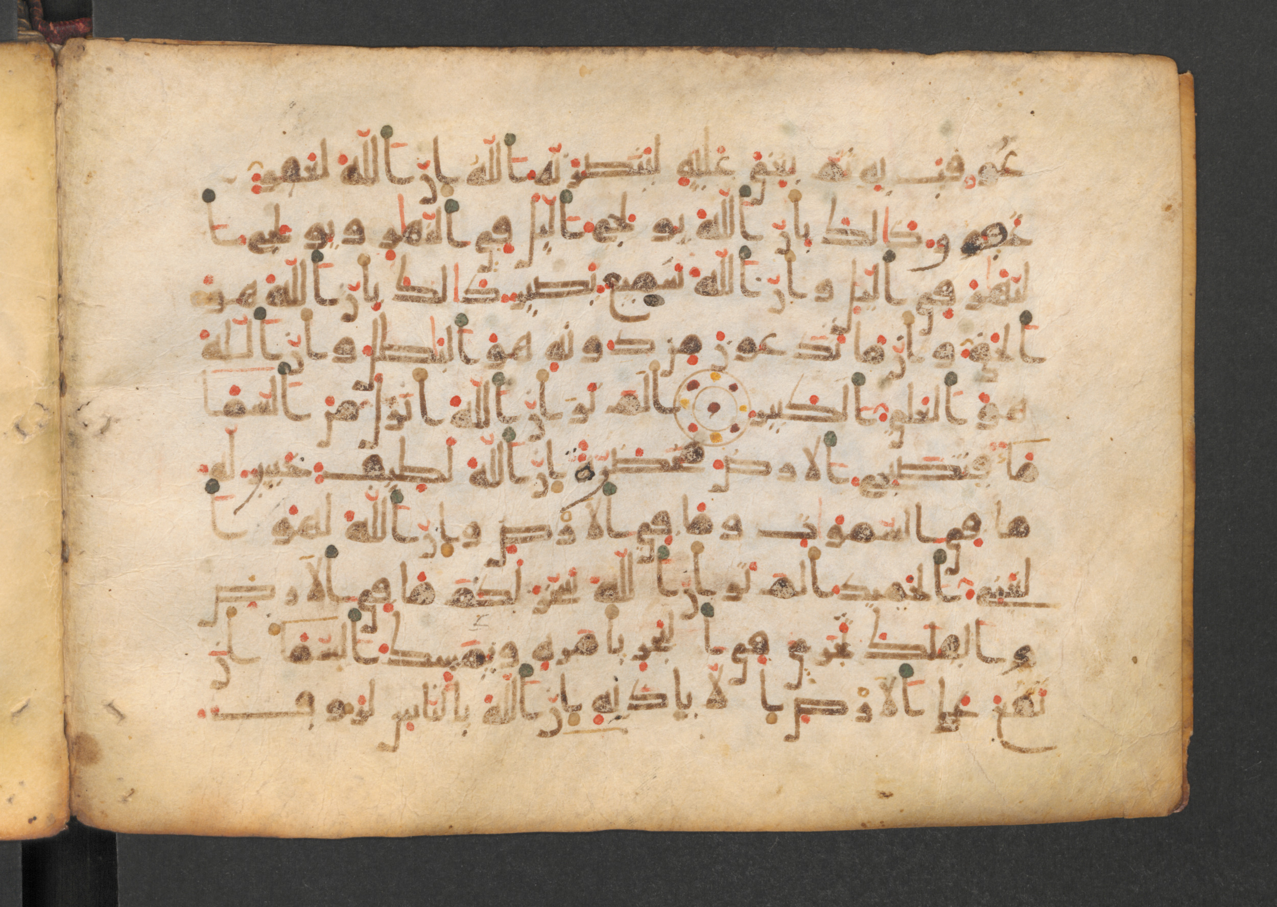 Codex Petermann I 38 (Scan 1), in kūfī D.Vb script, showing Surah 22:65 from Mid-8th to Late 10th Century AD found in Unknown, currently housed at Staatsbibliothek zu Berlin, Berlin