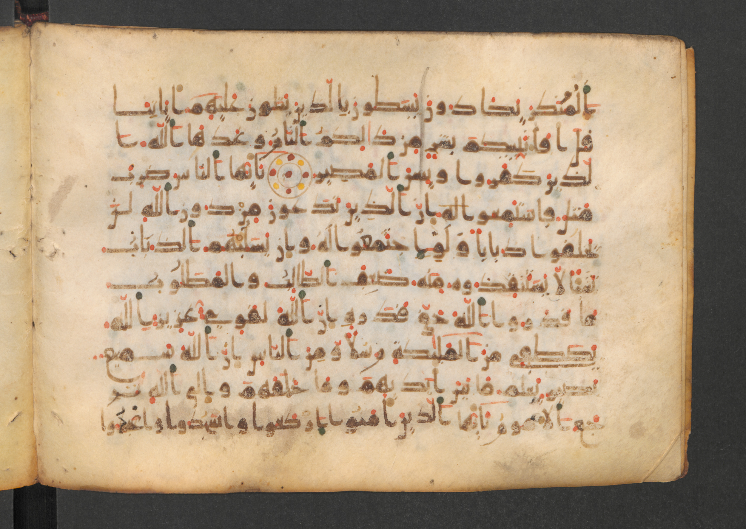 Codex Petermann I 38, in kūfī D.Vb script, showing Surah 22:76 from Mid-8th to Late 10th Century AD found in Unknown, currently housed at Staatsbibliothek zu Berlin, Berlin
