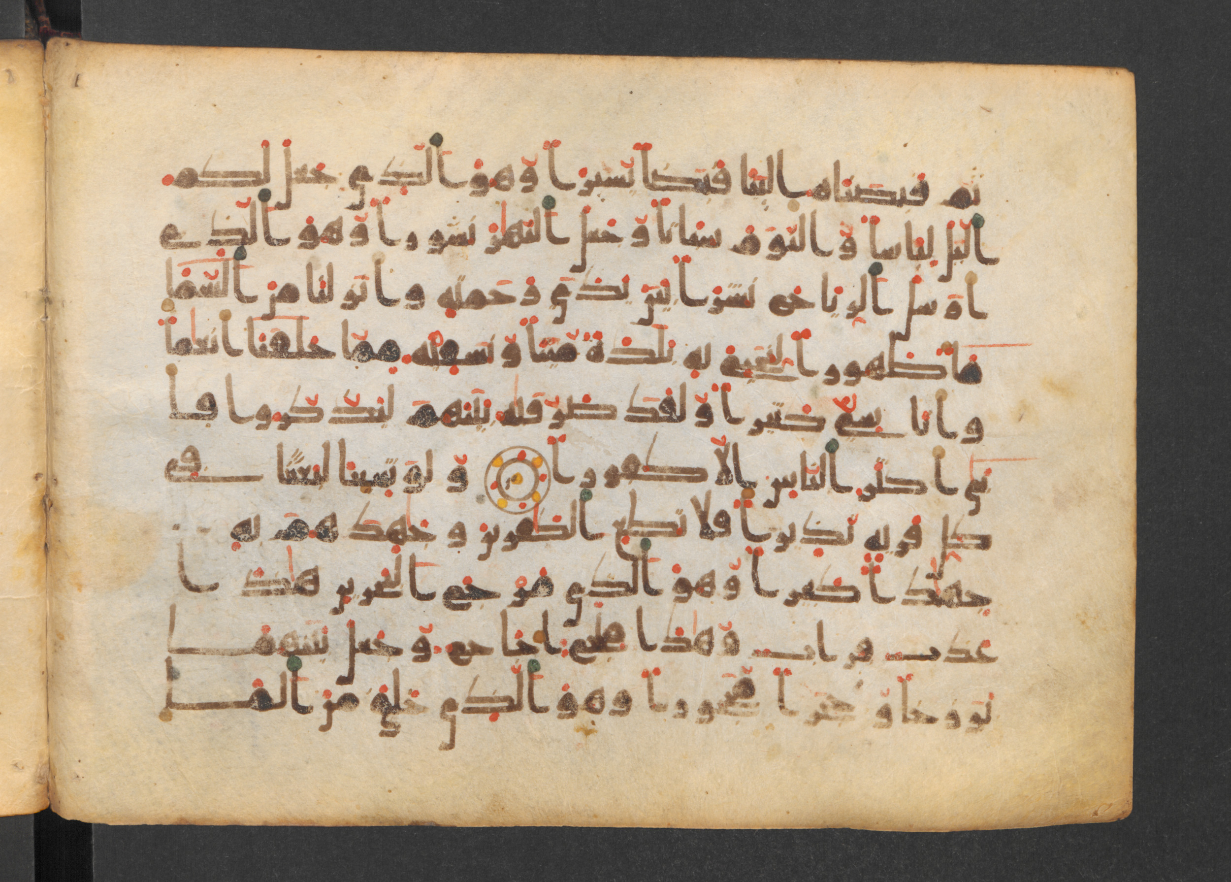 Codex Petermann I 38, in kūfī D.Vb script, showing Surah 25:52 from Mid-8th to Late 10th Century AD found in Unknown, currently housed at Staatsbibliothek zu Berlin, Berlin