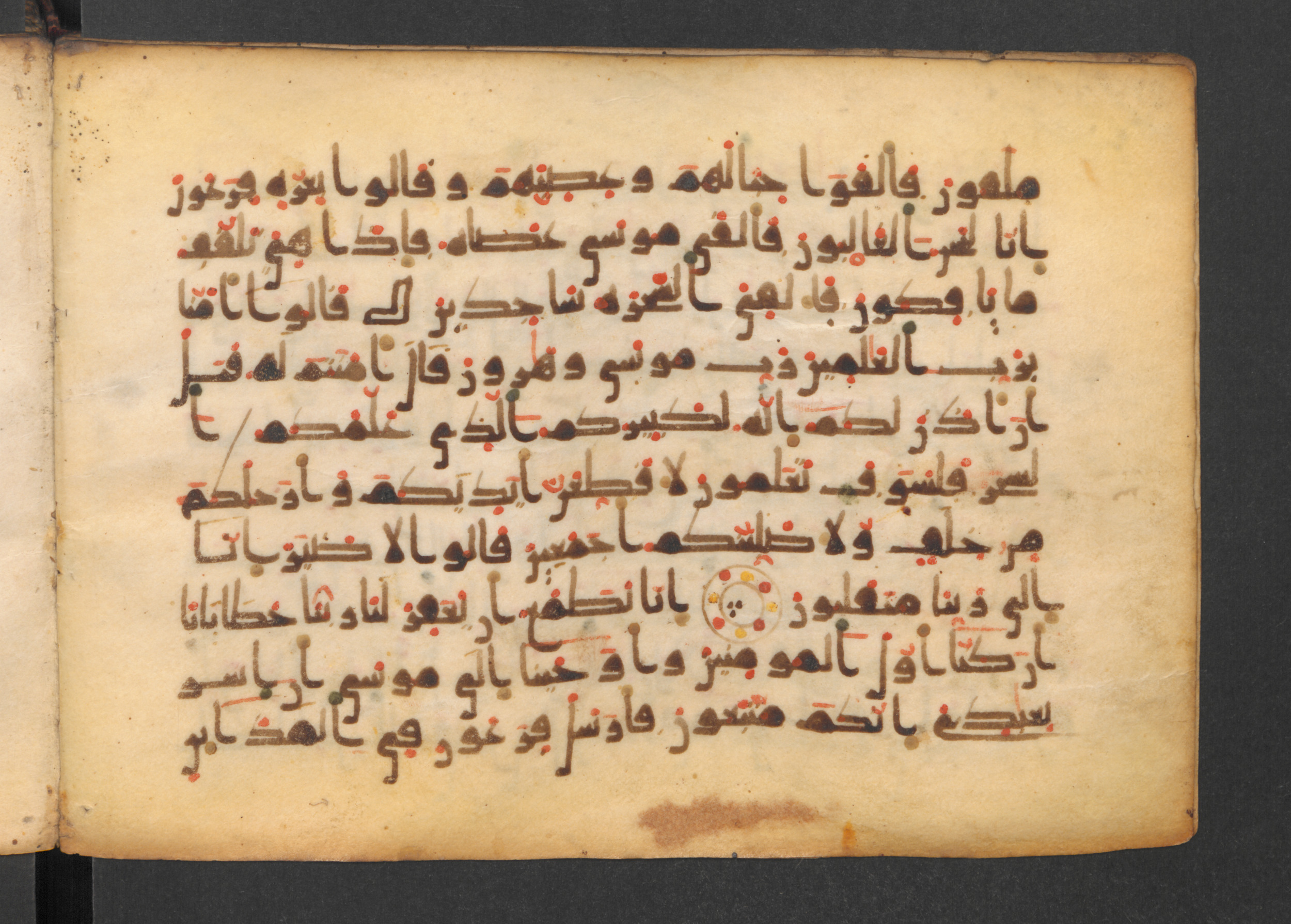 Codex Petermann I 38, in kūfī D.Vb script, showing Surah 26:45 from Mid-8th to Late 10th Century AD found in Unknown, currently housed at Staatsbibliothek zu Berlin, Berlin