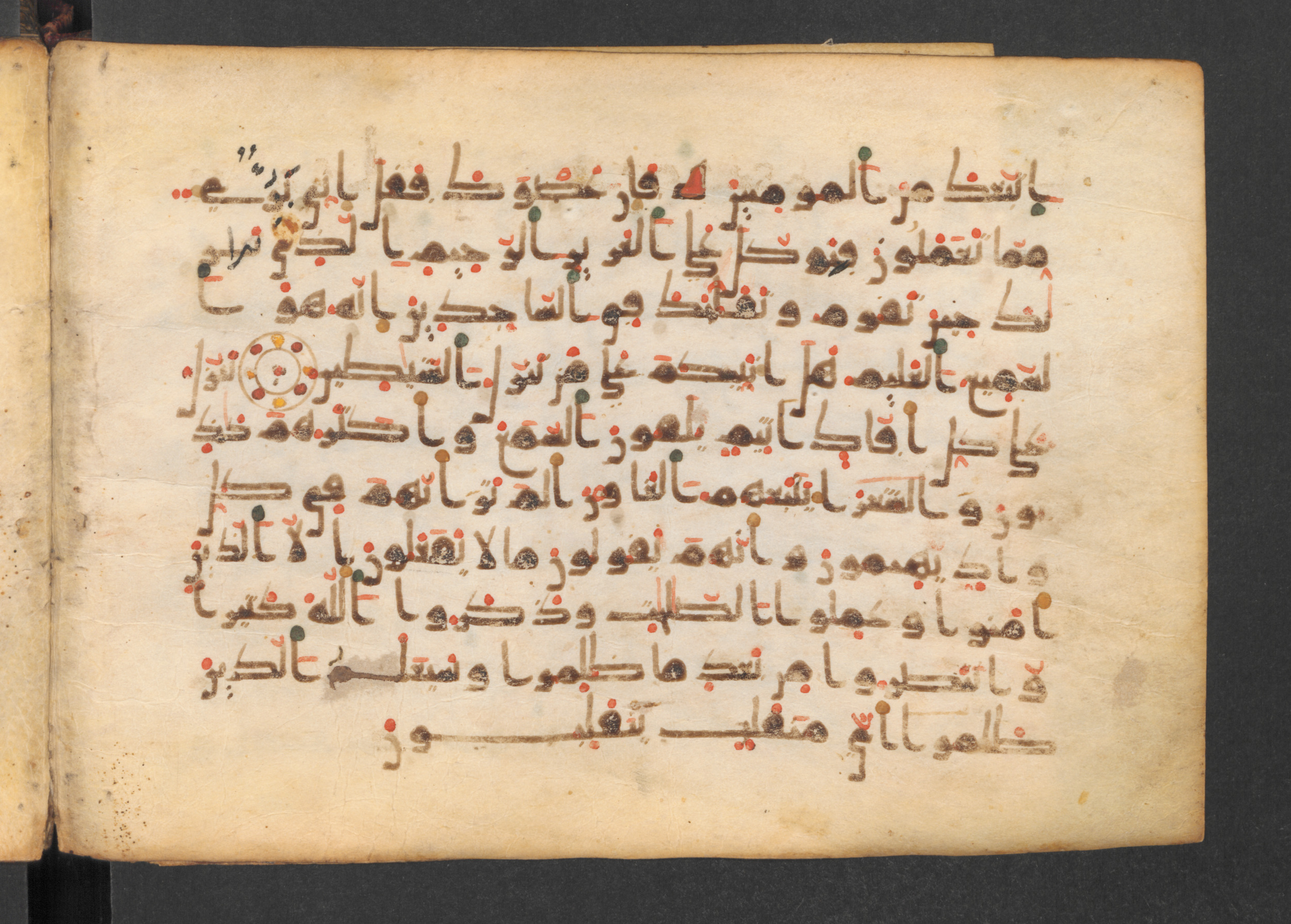 Codex Petermann I 38, in kūfī D.Vb script, showing Surah 26:217 from Mid-8th to Late 10th Century AD found in Unknown, currently housed at Staatsbibliothek zu Berlin, Berlin