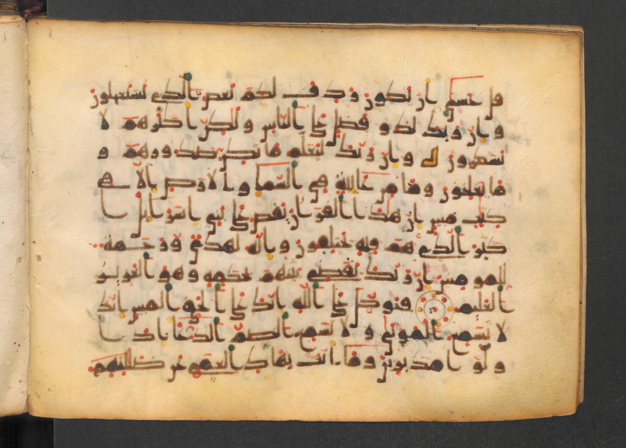 Codex Petermann I 38, in kūfī D.Vb script, showing Surah 27:76 from Mid-8th to Late 10th Century AD found in Unknown, currently housed at Staatsbibliothek zu Berlin, Berlin
