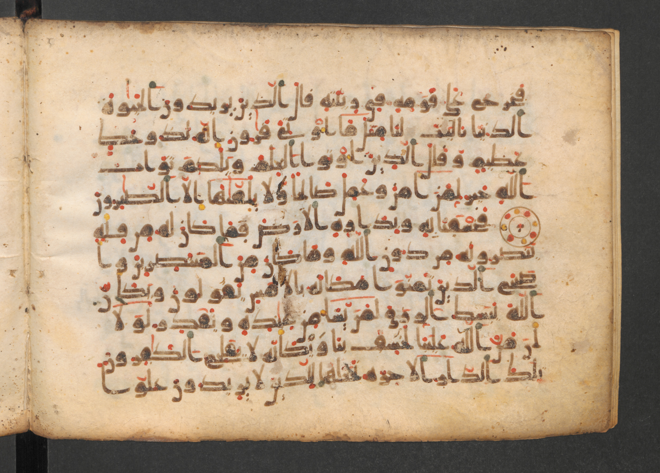 Codex Petermann I 38 (Scan 1), in kūfī D.Vb script, showing Surah 28:83 from Mid-8th to Late 10th Century AD found in Unknown, currently housed at Staatsbibliothek zu Berlin, Berlin