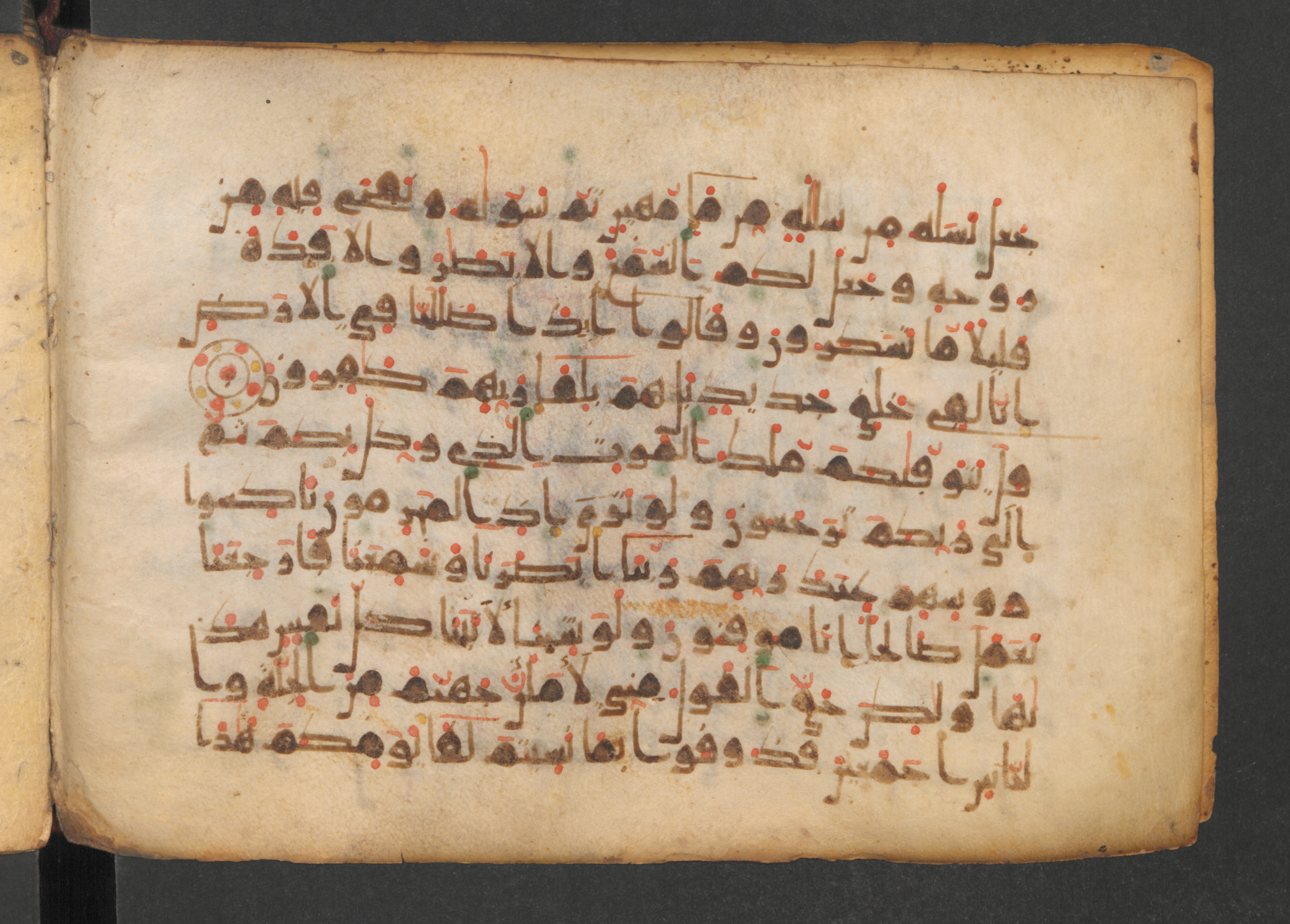 Codex Petermann I 38 (Scan 2), in kūfī D.Vb script, showing Surah 32:8 from Mid-8th to Late 10th Century AD found in Unknown, currently housed at Staatsbibliothek zu Berlin, Berlin