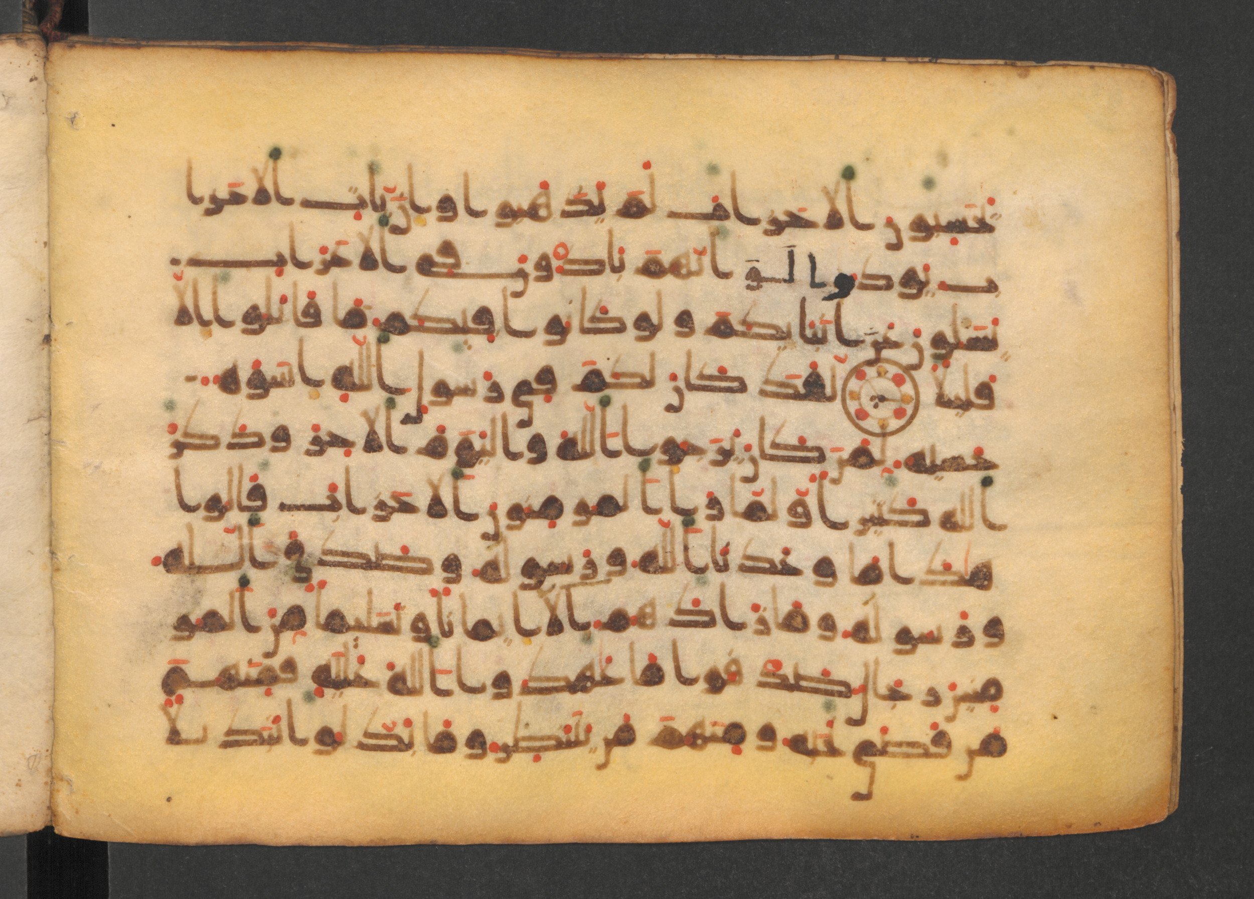 Codex Petermann I 38, in kūfī D.Vb script, showing Surah 33:22 from Mid-8th to Late 10th Century AD found in Unknown, currently housed at Staatsbibliothek zu Berlin, Berlin