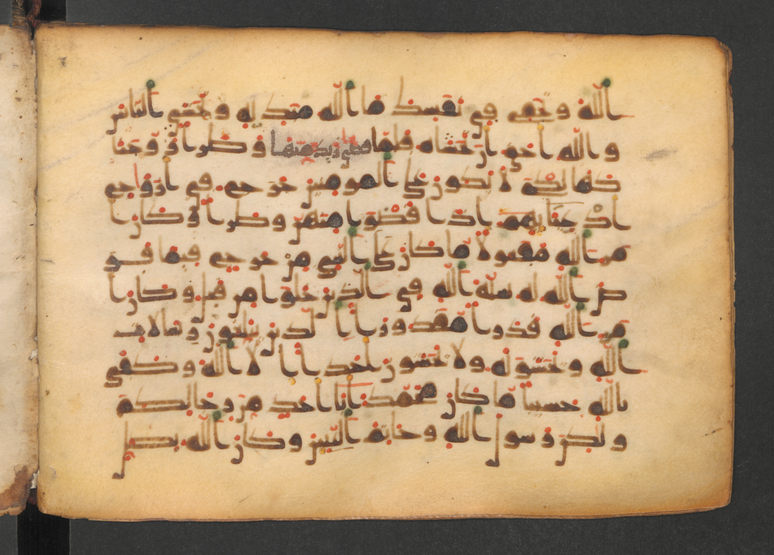 Codex Petermann I 38, in kūfī D.Vb script, showing Surah 33:39 from Mid-8th to Late 10th Century AD found in Unknown, currently housed at Staatsbibliothek zu Berlin, Berlin