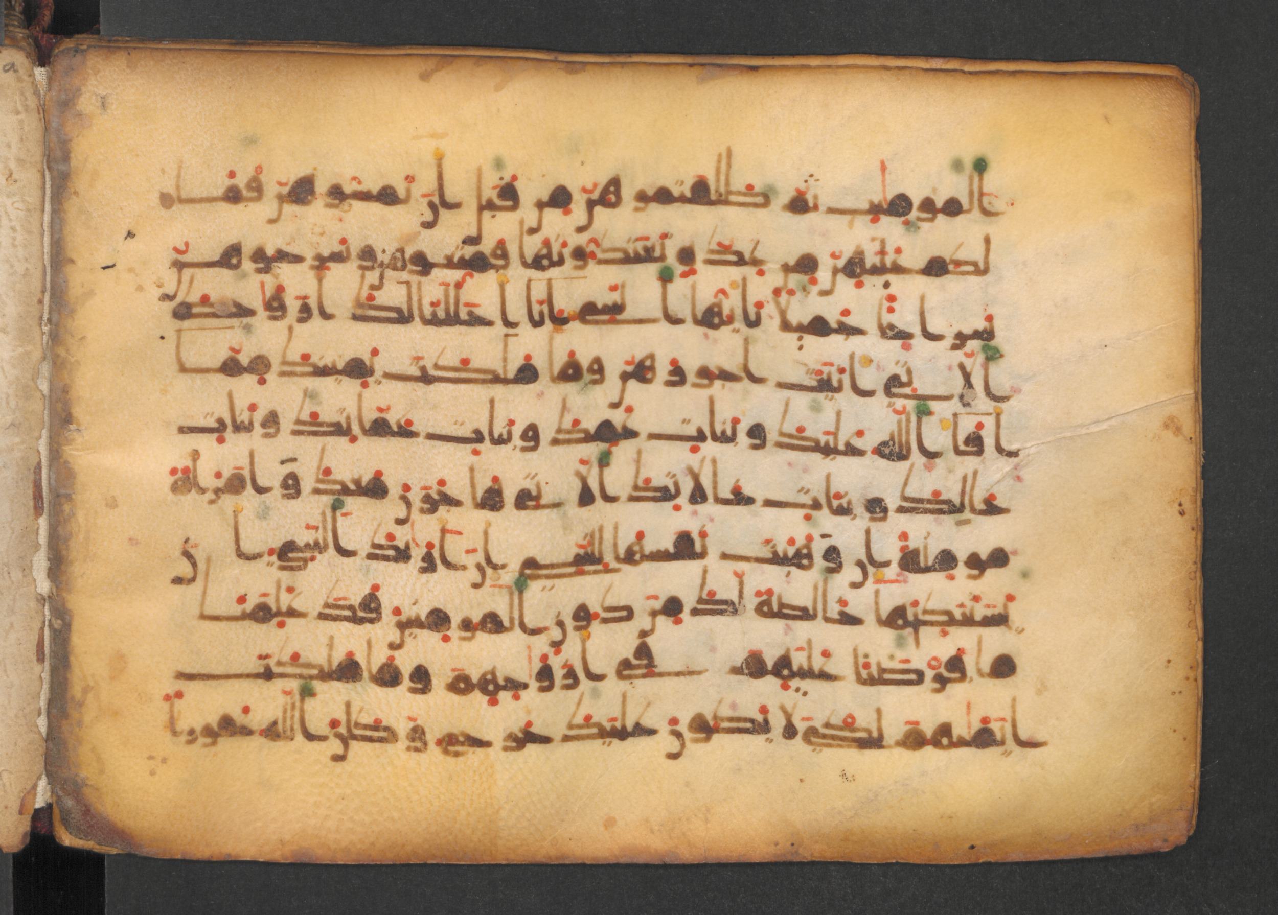 Codex Petermann I 38 (Scan 2), in kūfī D.Vb script, showing Surah 33:49 from Mid-8th to Late 10th Century AD found in Unknown, currently housed at Staatsbibliothek zu Berlin, Berlin