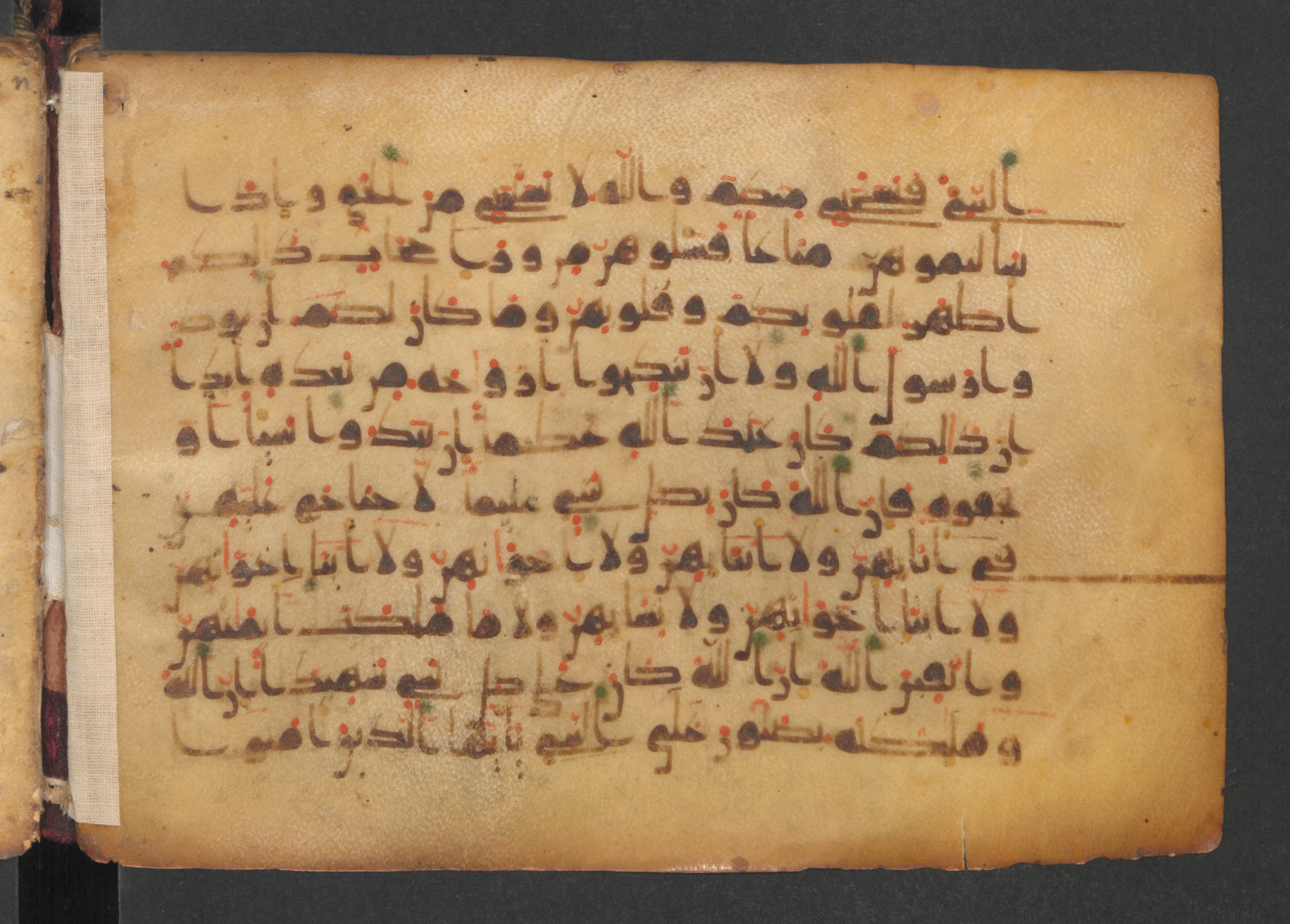 Codex Petermann I 38, in kūfī D.Vb script, showing Surah 33:55 from Mid-8th to Late 10th Century AD found in Unknown, currently housed at Staatsbibliothek zu Berlin, Berlin