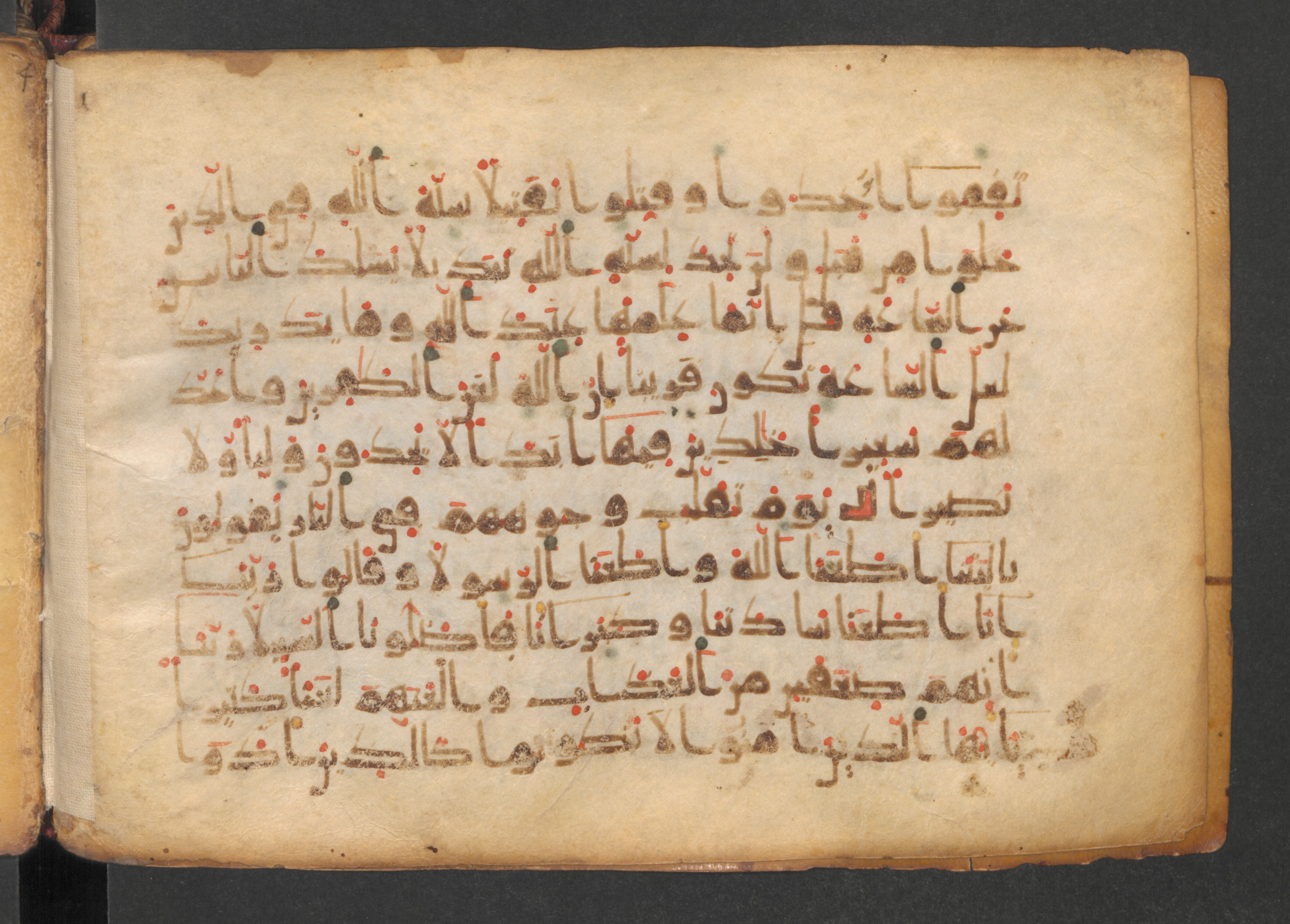 Codex Petermann I 38, in kūfī D.Vb script, showing Surah 33:64 from Mid-8th to Late 10th Century AD found in Unknown, currently housed at Staatsbibliothek zu Berlin, Berlin