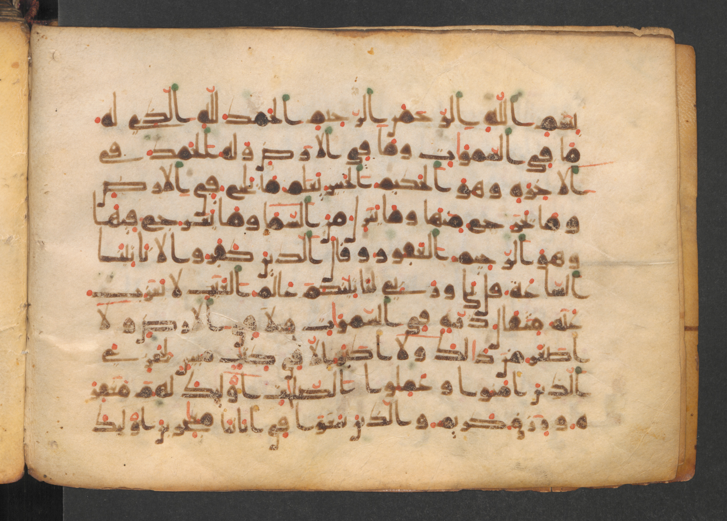 Codex Petermann I 38, in kūfī D.Vb script, showing Surah 34:2 from Mid-8th to Late 10th Century AD found in Unknown, currently housed at Staatsbibliothek zu Berlin, Berlin