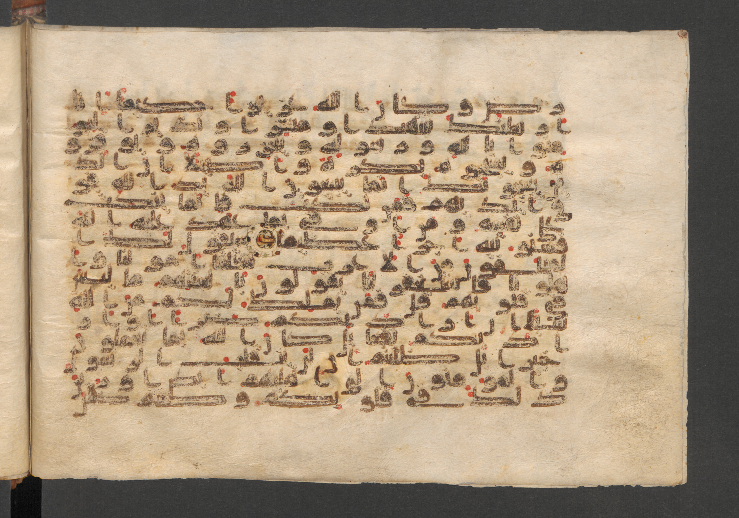 Wetzstein II 1937 (Ahlwardt 353) (Scan 2), in kūfī D script, showing Surah 48:7 from 9th Century AD found in Damascus, currently housed at Staatsbibliothek zu Berlin, Berlin