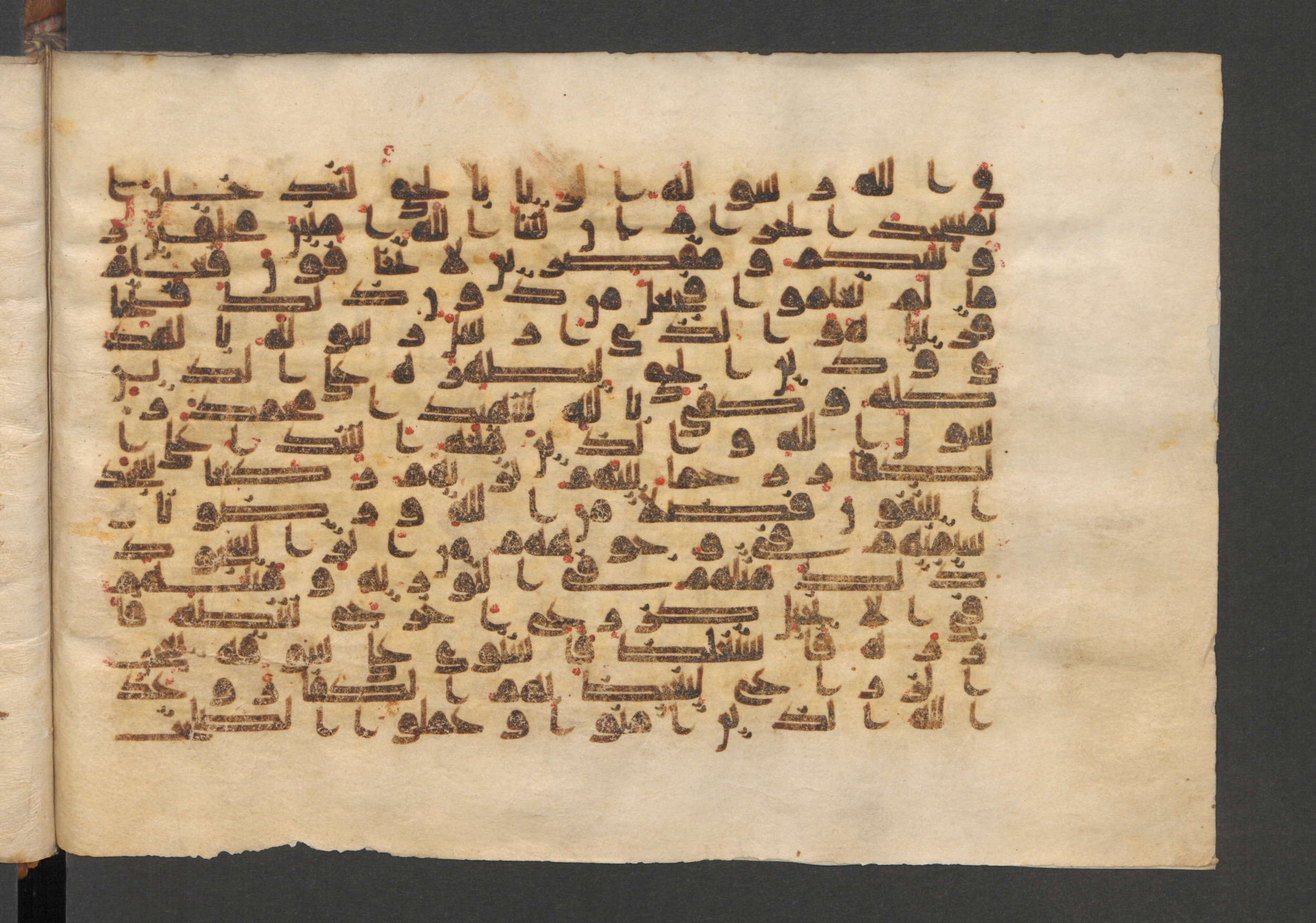 Wetzstein II 1937 (Ahlwardt 353), in kūfī D script, showing Surah 48:28 from 9th Century AD found in Damascus, currently housed at Staatsbibliothek zu Berlin, Berlin