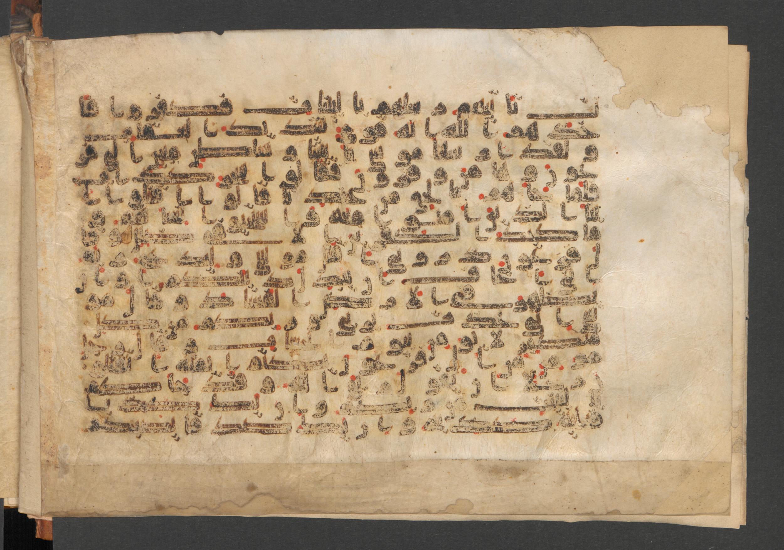 Wetzstein II 1937 (Ahlwardt 353) (Scan 2), in kūfī D script, showing Surah 40:22 from 9th Century AD found in Damascus, currently housed at Staatsbibliothek zu Berlin, Berlin