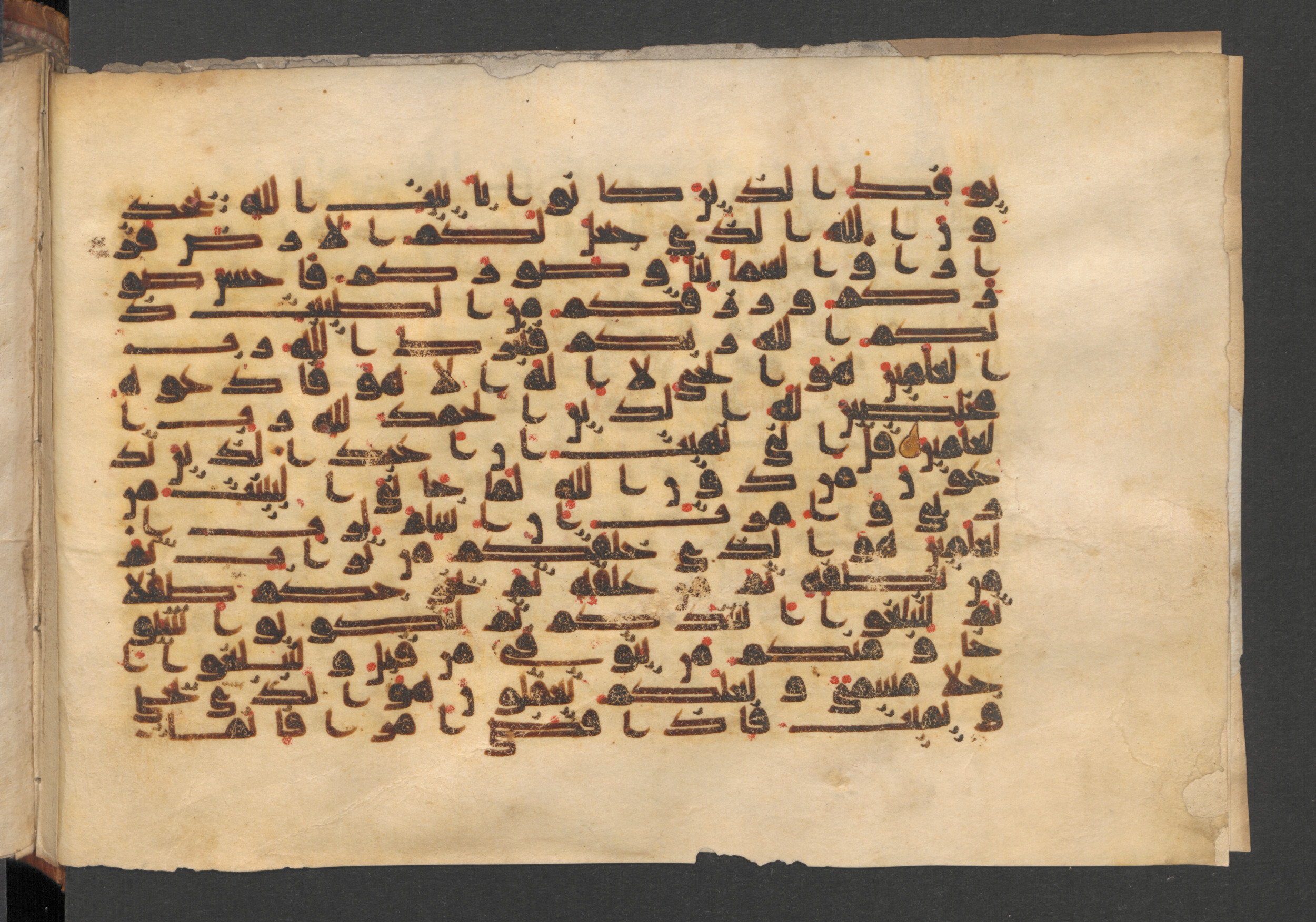 Wetzstein II 1937 (Ahlwardt 353), in kūfī D script, showing Surah 40:64 from 9th Century AD found in Damascus, currently housed at Staatsbibliothek zu Berlin, Berlin