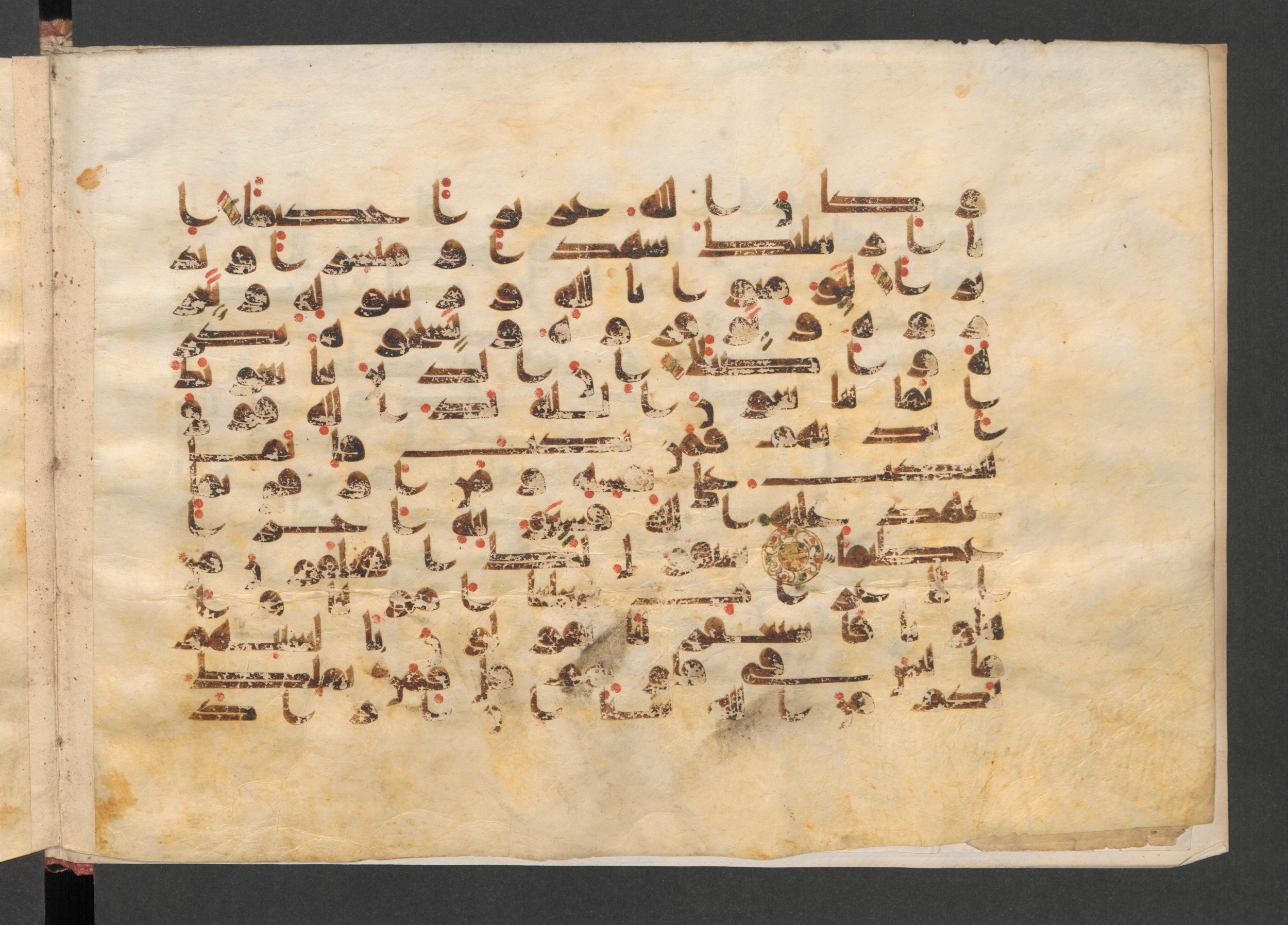 Berlin, Staatsbibliothek zu Berlin, Wetzstein II 1921 (Ahlwardt 356) (Scan 2), in kūfī D.I script, showing Surah 48:7 from Mid-8th to 9th Century AD found in Damascus, Syria, currently housed at Staatsbibliothek zu Berlin, Berlin, Germany