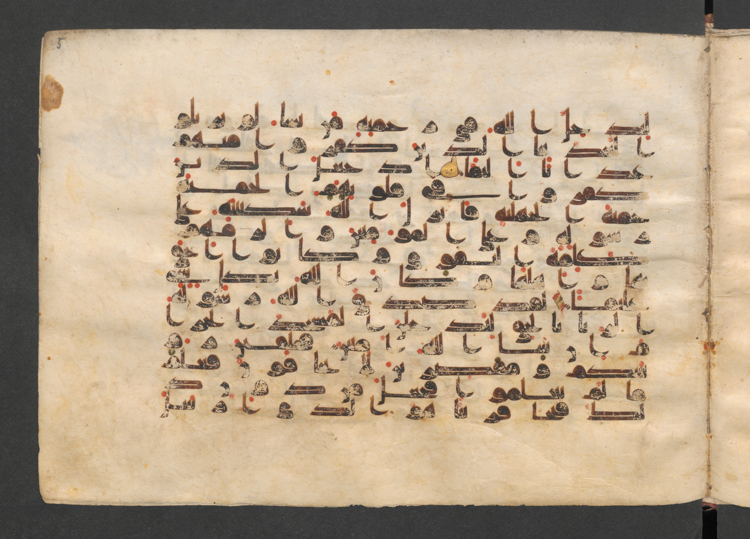 Berlin, Staatsbibliothek zu Berlin, Wetzstein II 1921 (Ahlwardt 356) (Scan 1), in kūfī D.I script, showing Surah 48:28 from Mid-8th to 9th Century AD found in Damascus, Syria, currently housed at Staatsbibliothek zu Berlin, Berlin, Germany