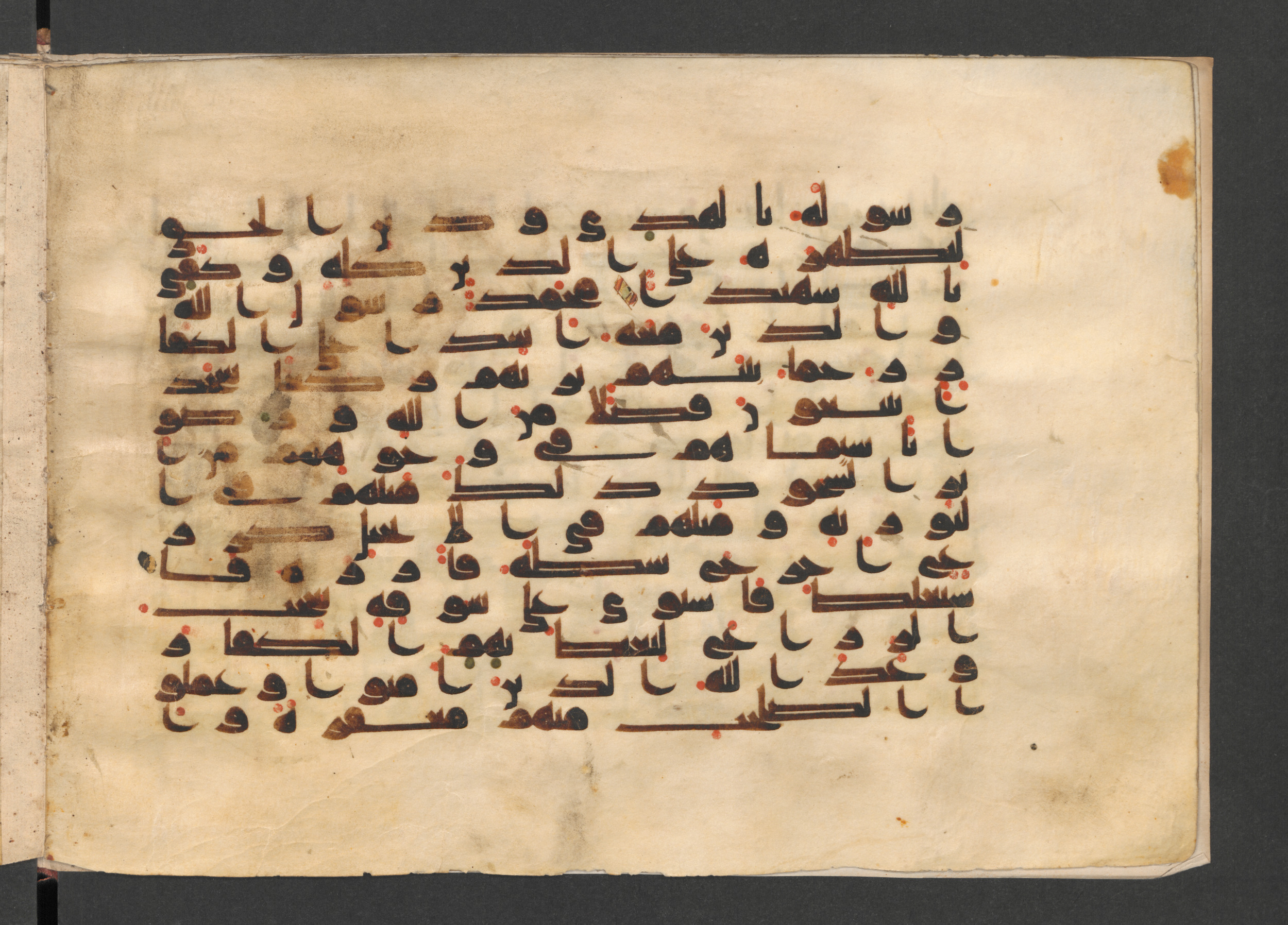 Berlin, Staatsbibliothek zu Berlin, Wetzstein II 1921 (Ahlwardt 356) (Scan 2), in kūfī D.I script, showing Surah 48:28 from Mid-8th to 9th Century AD found in Damascus, Syria, currently housed at Staatsbibliothek zu Berlin, Berlin, Germany