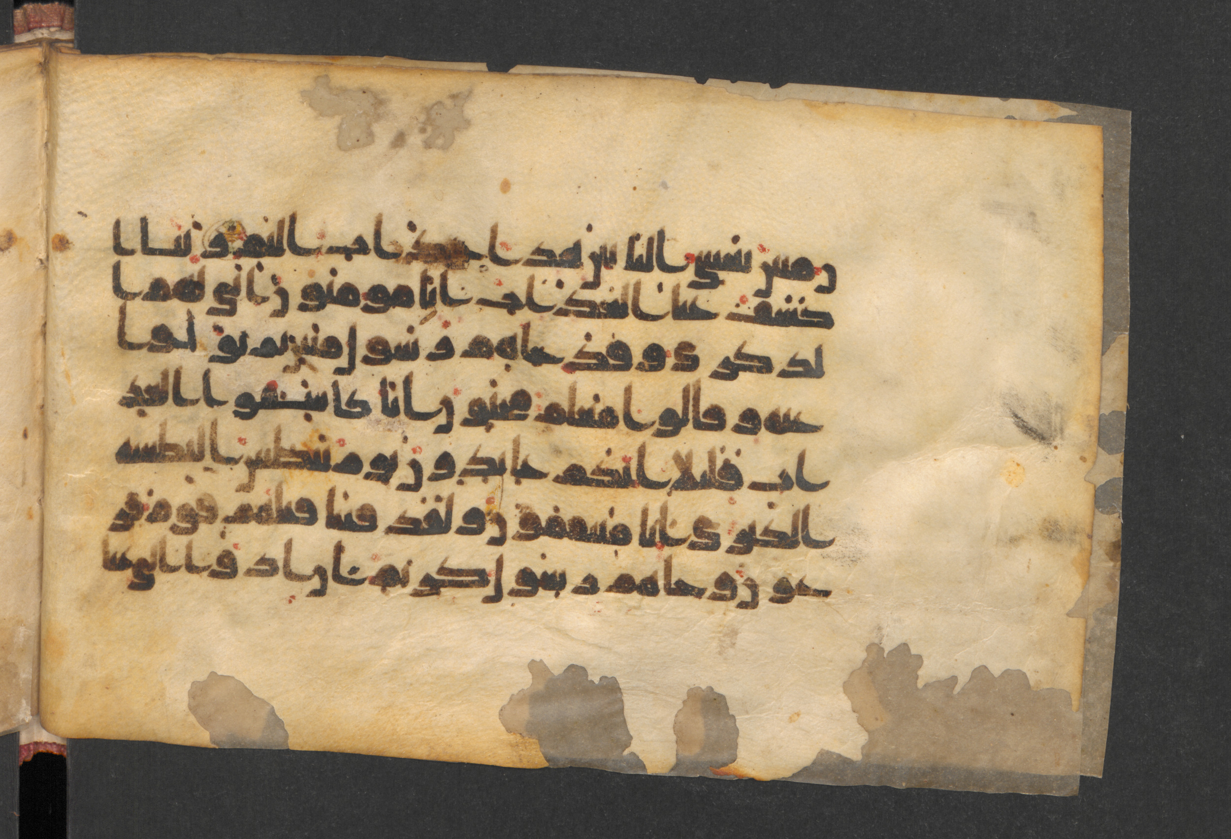 Wetzstein II 1932 (Ahlwardt 357), in Kūfī D script, showing Surah 44:13 from 8th to 9th Century AD found in Damascus, Syria, currently housed at Staatsbibliothek zu Berlin, Berlin, Germany