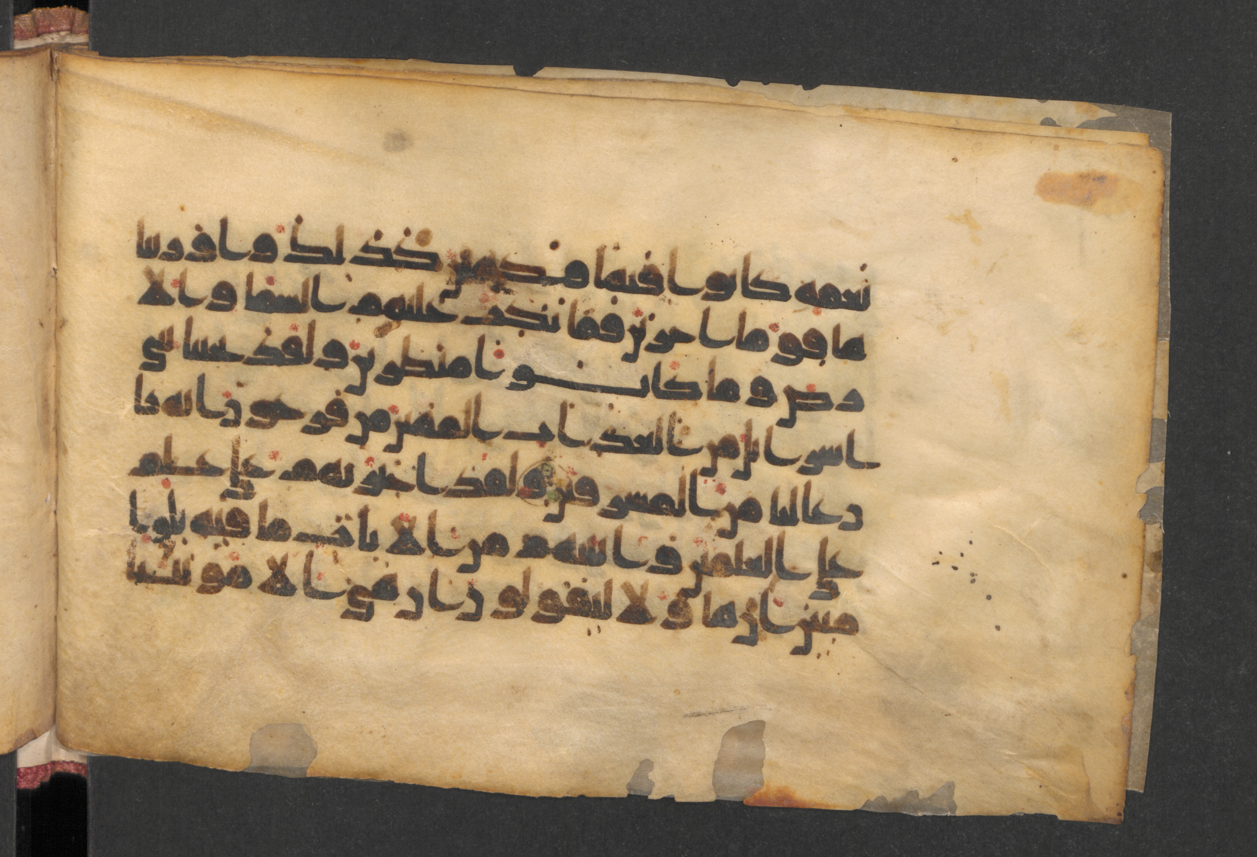 Wetzstein II 1932 (Ahlwardt 357), in Kūfī D script, showing Surah 44:33 from 8th to 9th Century AD found in Damascus, Syria, currently housed at Staatsbibliothek zu Berlin, Berlin, Germany