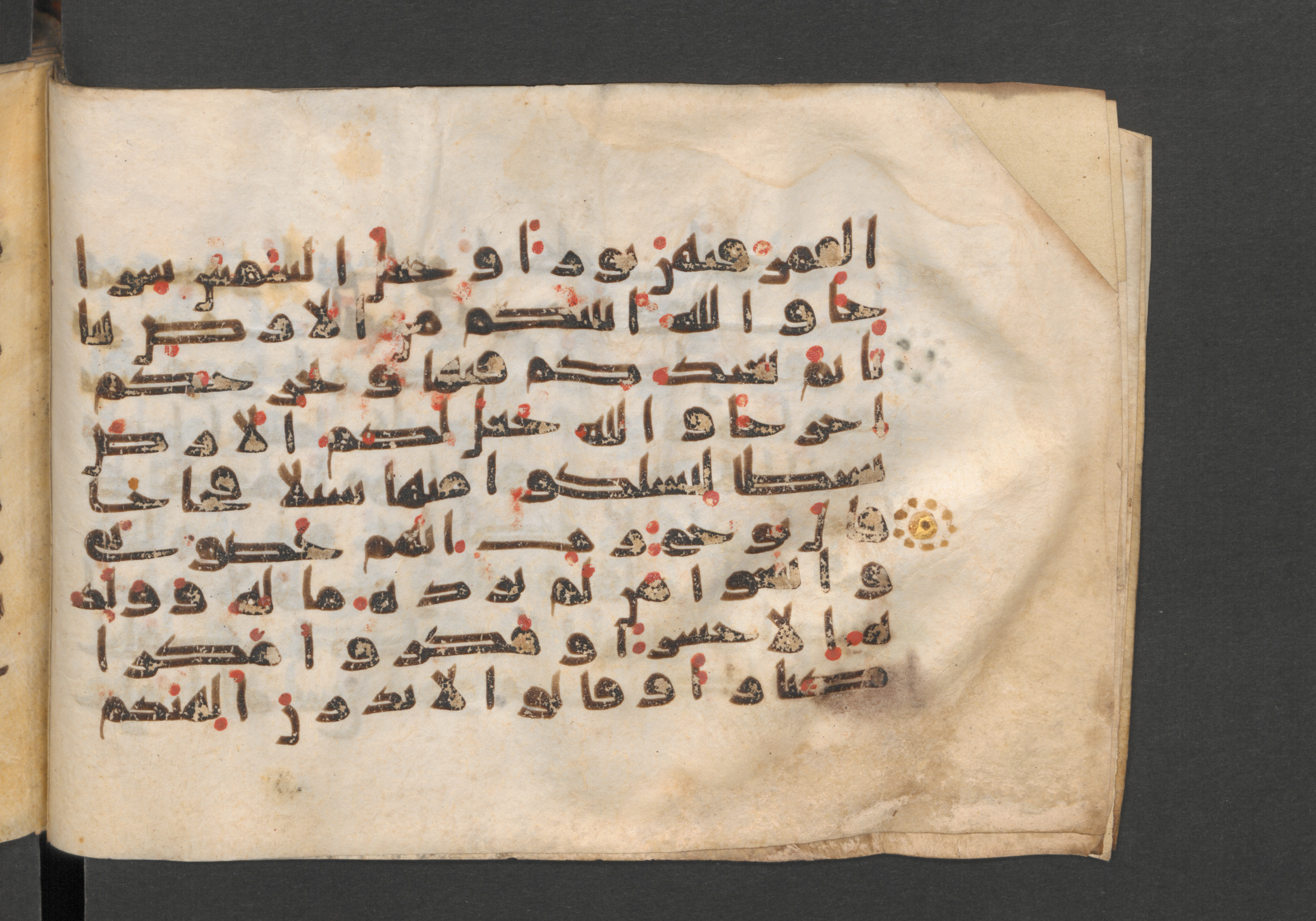 Berlin, Staatsbibliothek zu Berlin, Wetzstein II 1925 (Ahlwardt 364), in kūfī E.I script, showing Surah 71:22 from 8th to 9th Century AD found in Damascus, Syria, currently housed at Staatsbibliothek zu Berlin, Berlin