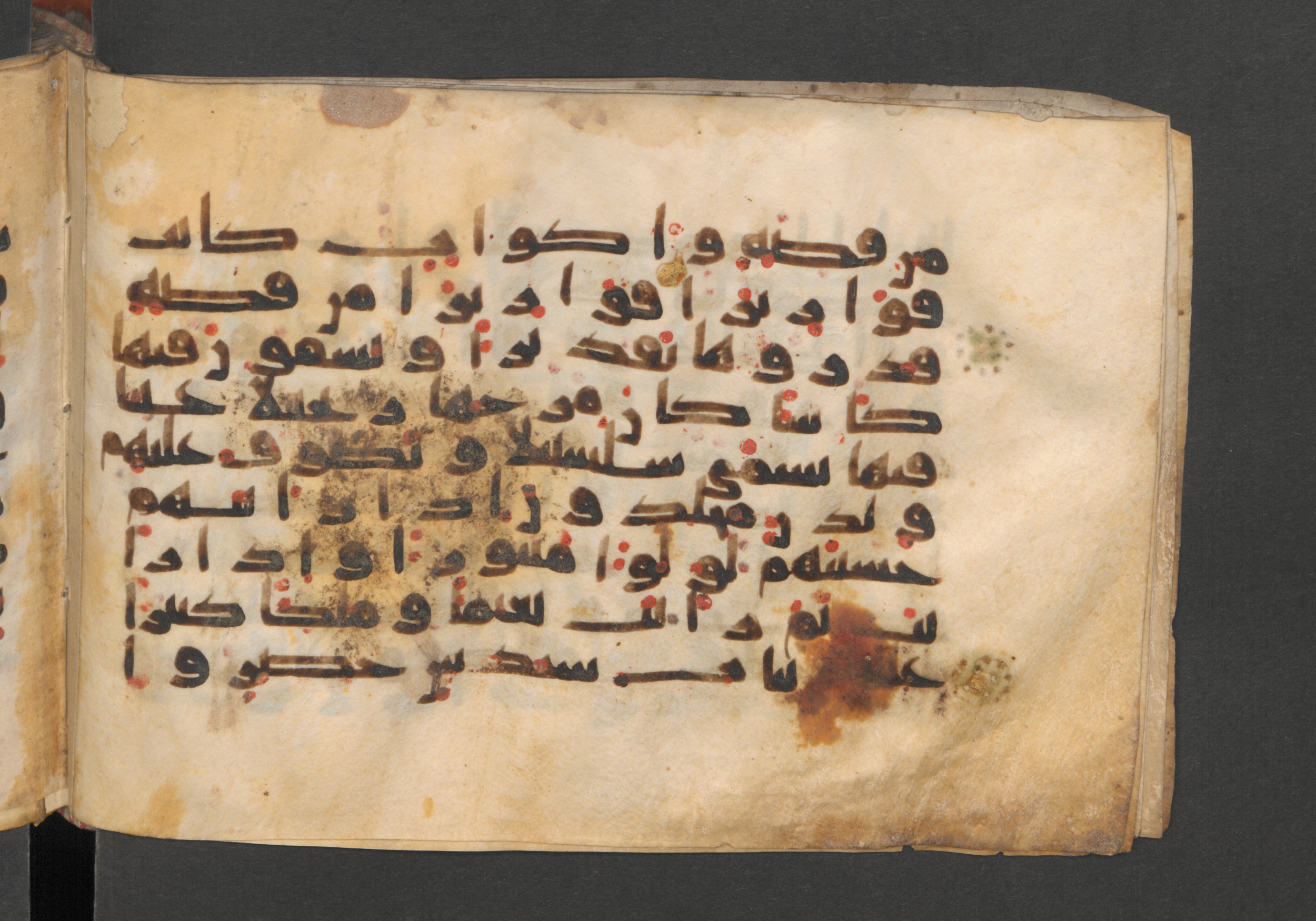 Berlin, Staatsbibliothek zu Berlin, Wetzstein II 1925 (Ahlwardt 364) (Scan 1), in kūfī E.I script, showing Surah 76:21 from 8th to 9th Century AD found in Damascus, Syria, currently housed at Staatsbibliothek zu Berlin, Berlin