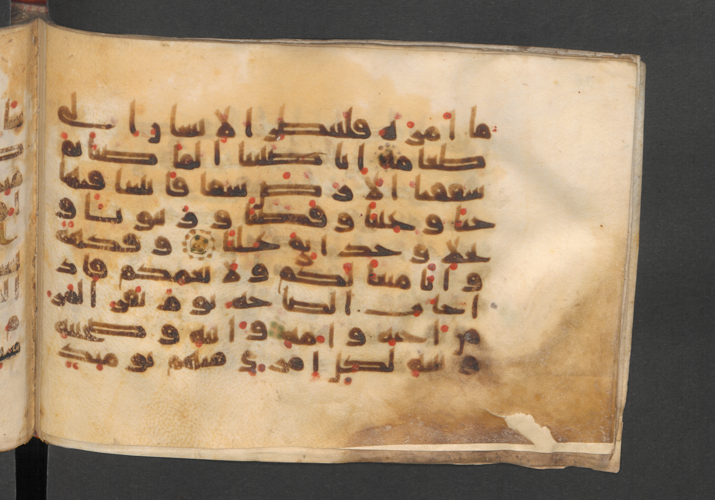 Berlin, Staatsbibliothek zu Berlin, Wetzstein II 1925 (Ahlwardt 364), in kūfī E.I script, showing Surah 80:33 from 8th to 9th Century AD found in Damascus, Syria, currently housed at Staatsbibliothek zu Berlin, Berlin