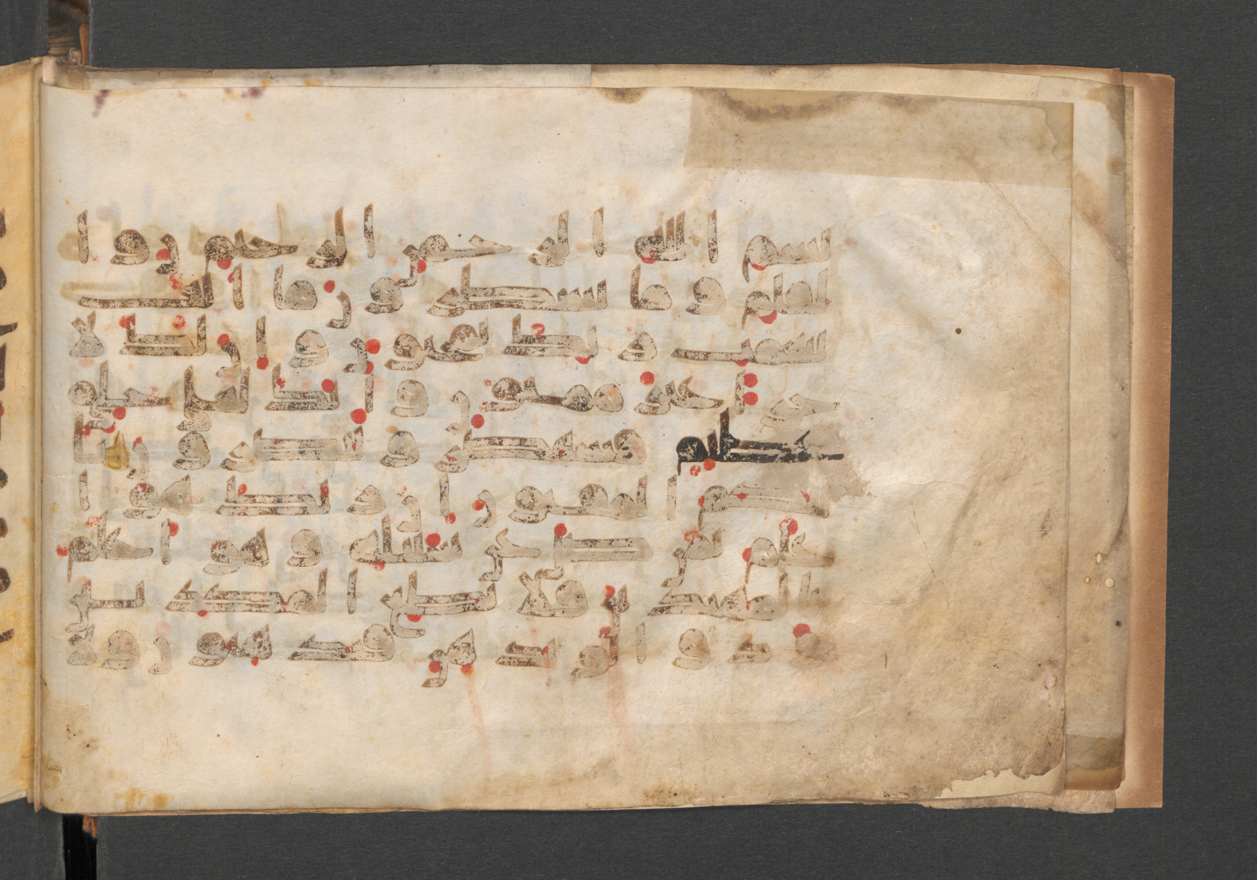 Berlin, Staatsbibliothek zu Berlin, Wetzstein II 1925 (Ahlwardt 364), in kūfī E.I script, showing Surah 68:2 from 8th to 9th Century AD found in Damascus, Syria, currently housed at Staatsbibliothek zu Berlin, Berlin