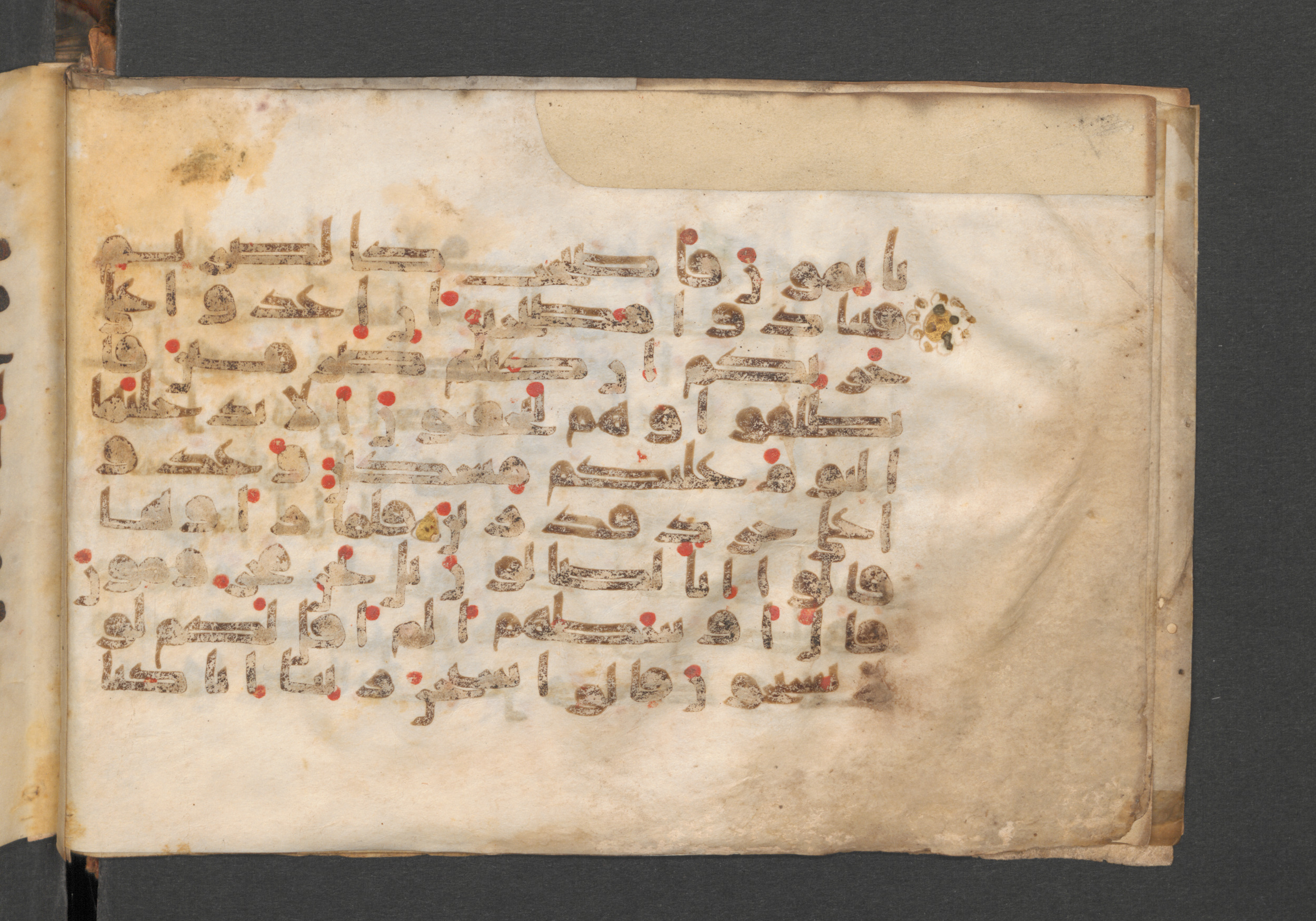 Berlin, Staatsbibliothek zu Berlin, Wetzstein II 1925 (Ahlwardt 364), in kūfī E.I script, showing Surah 68:28 from 8th to 9th Century AD found in Damascus, Syria, currently housed at Staatsbibliothek zu Berlin, Berlin