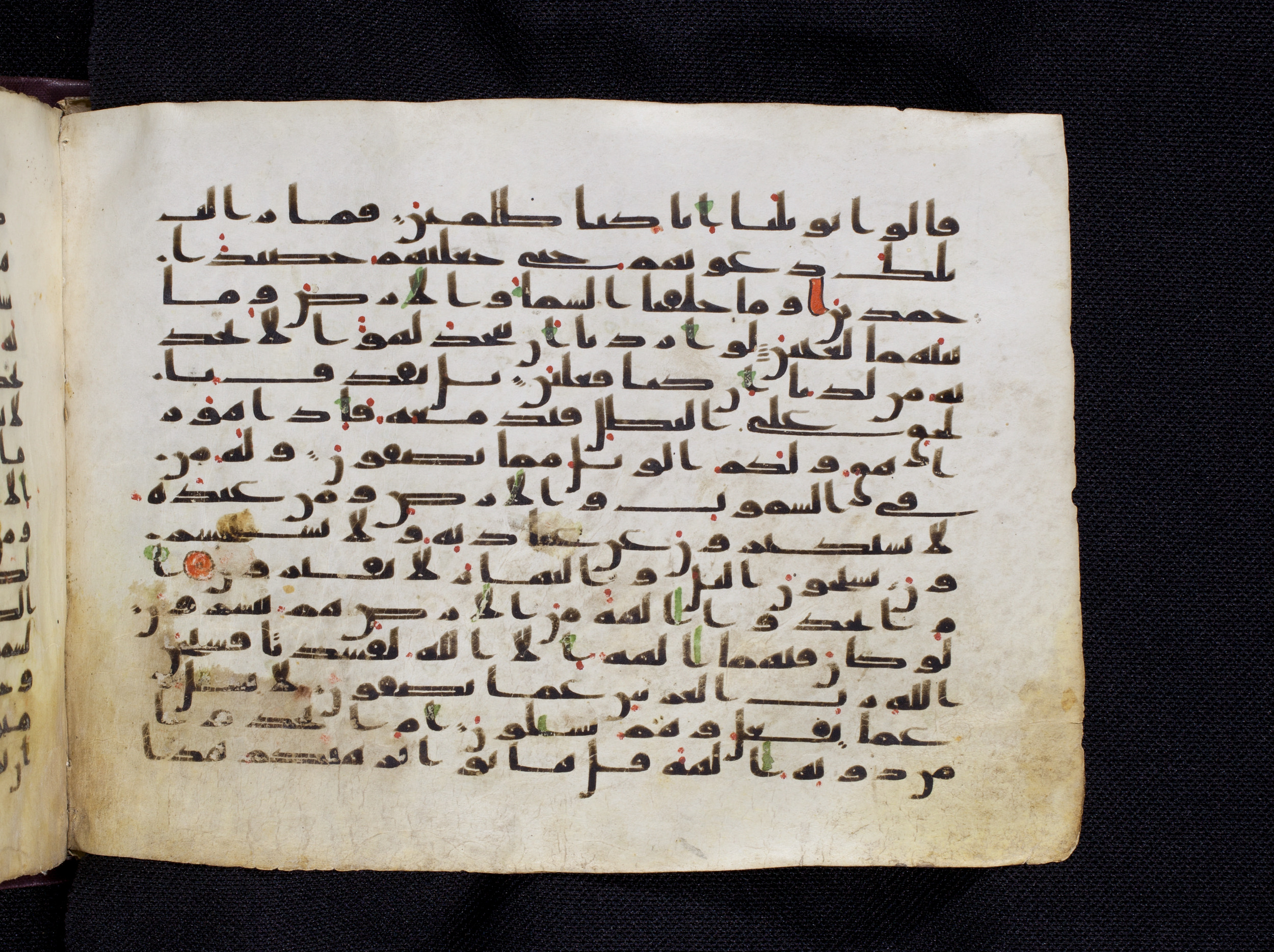 Berlin, Staatsbibliothek zu Berlin, Ms. or. oct. 1819, in kūfī F.I script, showing Surah 21:16 from 8th to 9th Century AD found in Damascus, currently housed at Staatsbibliothek zu Berlin, Berlin