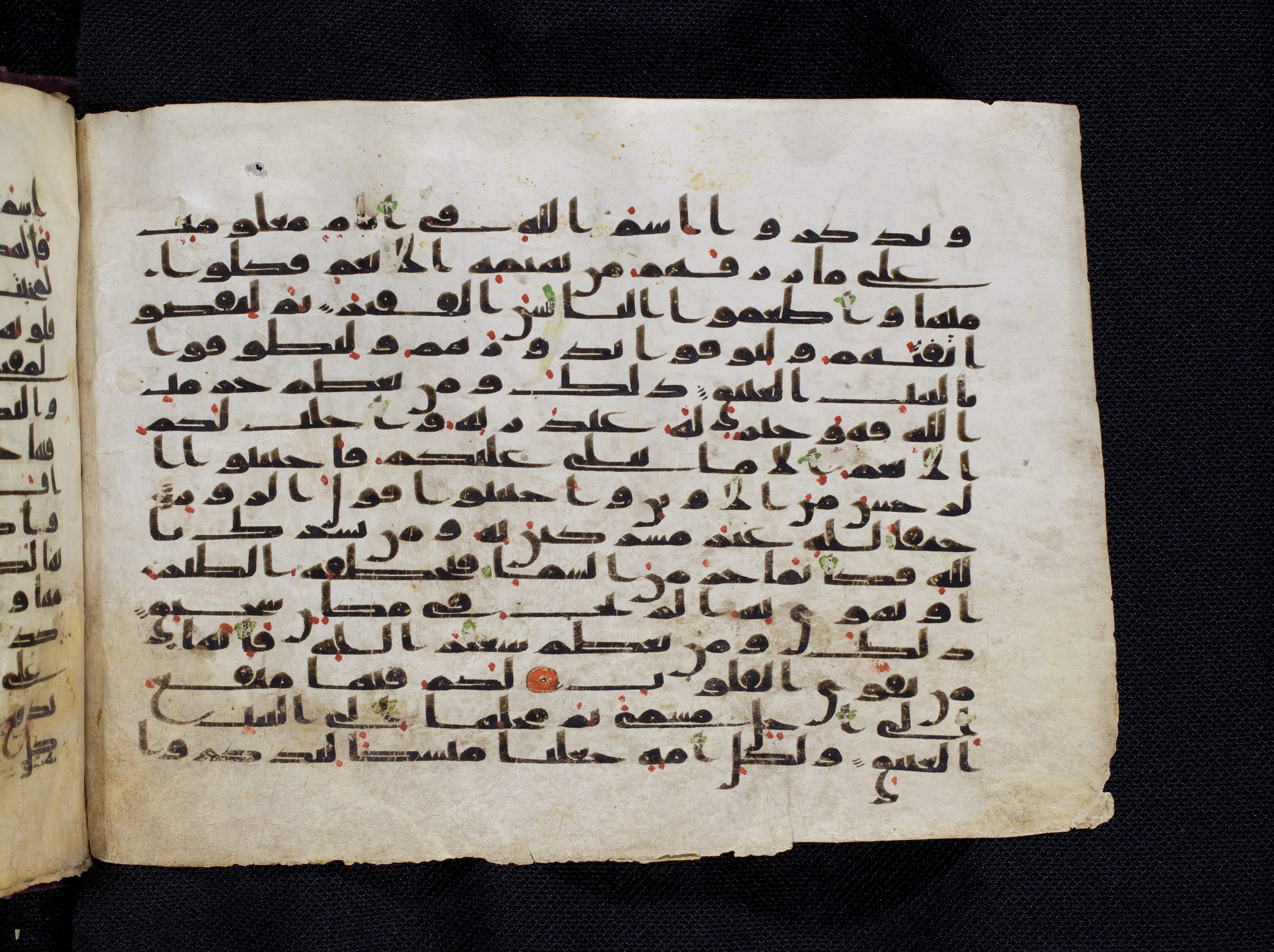 Berlin, Staatsbibliothek zu Berlin, Ms. or. oct. 1819, in kūfī F.I script, showing Surah 22:33 from 8th to 9th Century AD found in Damascus, currently housed at Staatsbibliothek zu Berlin, Berlin