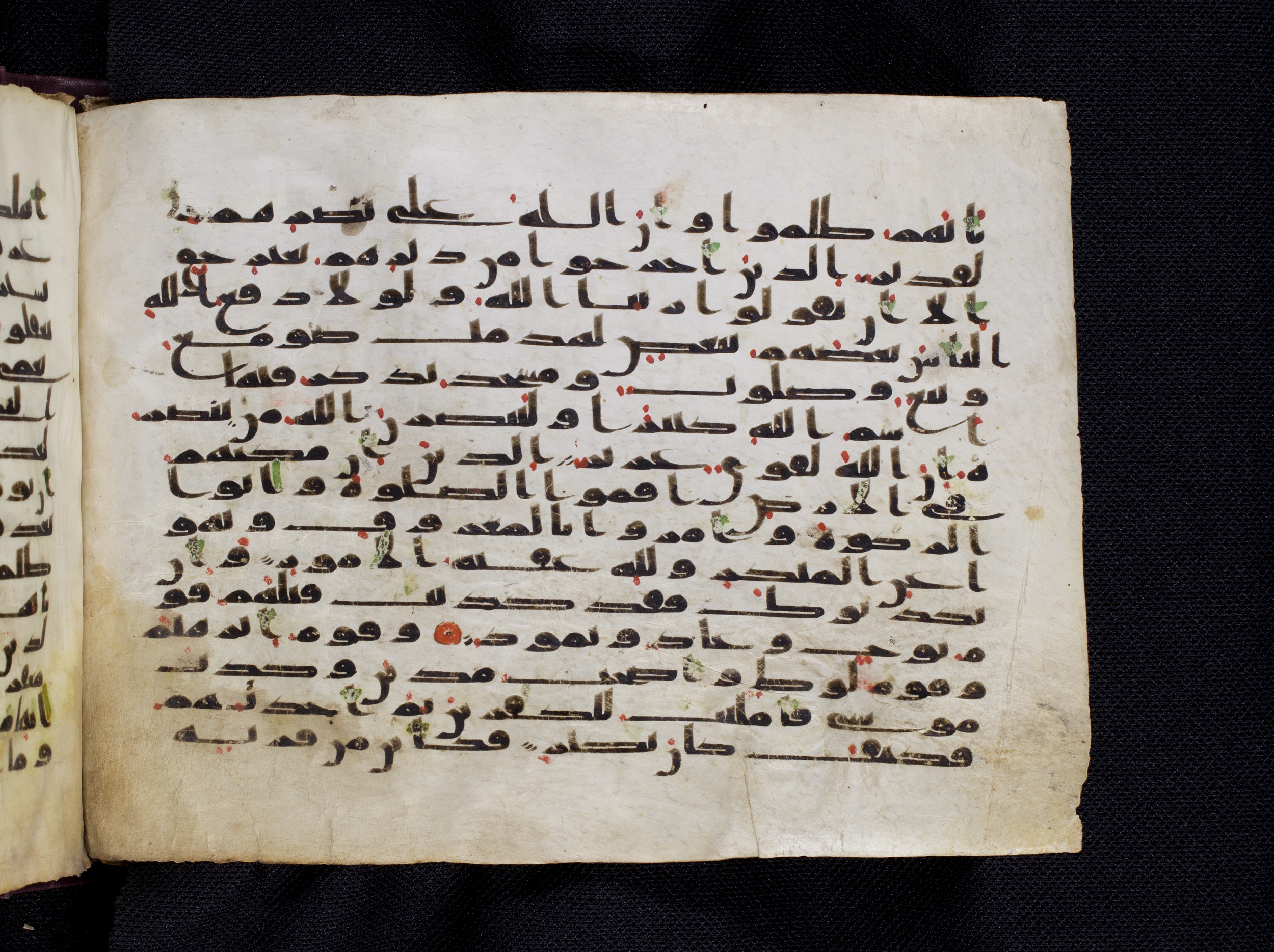 Berlin, Staatsbibliothek zu Berlin, Ms. or. oct. 1819 (Scan 2), in kūfī F.I script, showing Surah 22:39 from 8th to 9th Century AD found in Damascus, currently housed at Staatsbibliothek zu Berlin, Berlin
