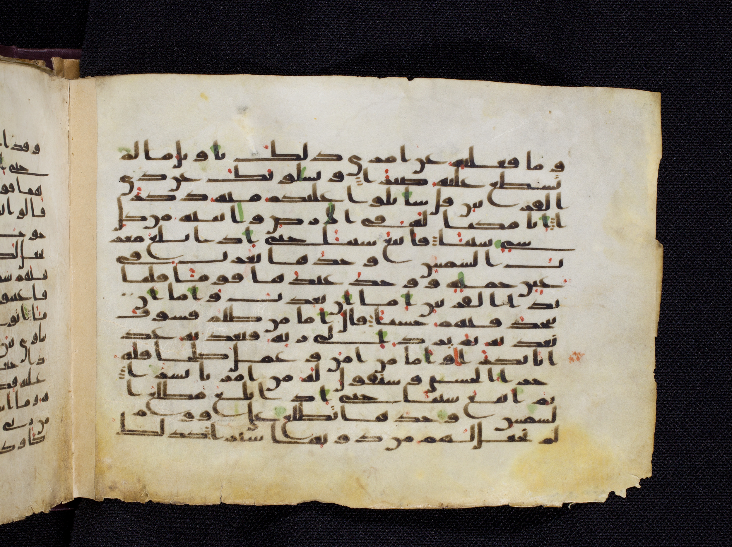 Berlin, Staatsbibliothek zu Berlin, Ms. or. oct. 1819, in kūfī F.I script, showing Surah 18:83 from 8th to 9th Century AD found in Damascus, currently housed at Staatsbibliothek zu Berlin, Berlin