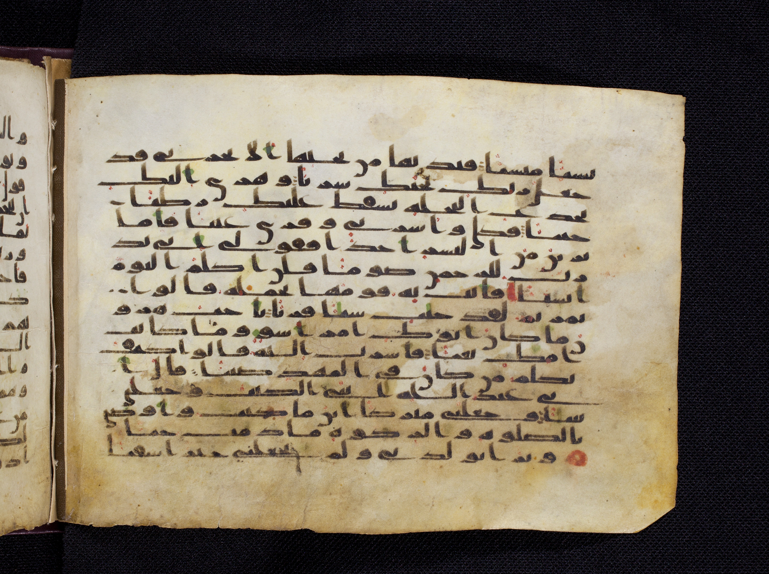 Berlin, Staatsbibliothek zu Berlin, Ms. or. oct. 1819, in kūfī F.I script, showing Surah 19:32 from 8th to 9th Century AD found in Damascus, currently housed at Staatsbibliothek zu Berlin, Berlin