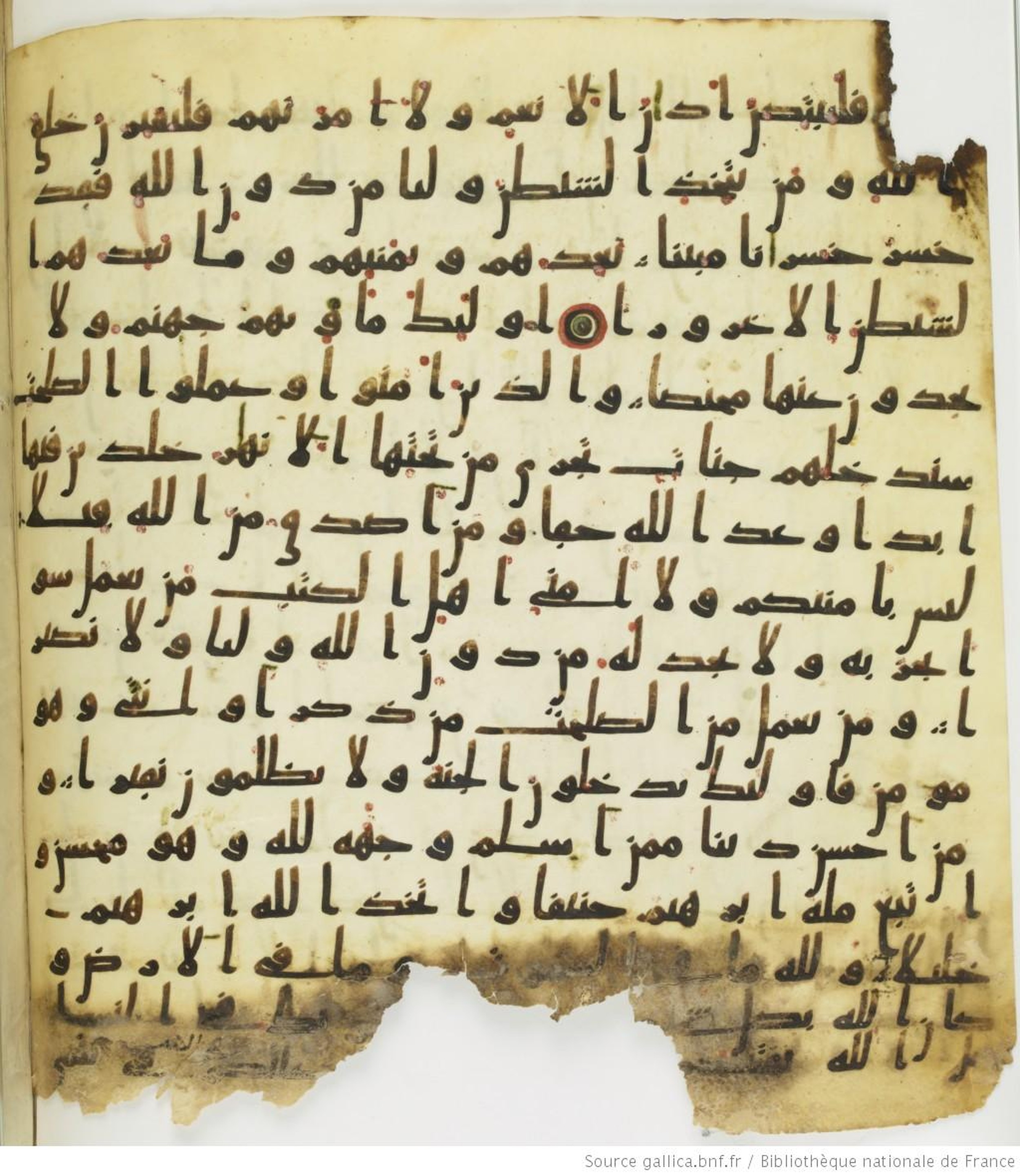 Paris, BnF, Arabe 330 (b) (Scan 2), in kūfī B.Ib script, showing Surah 4:124 from 8th Century AD found in Fustat (Old Cairo), Egypt, currently housed at Bibliothèque nationale de France, Paris
