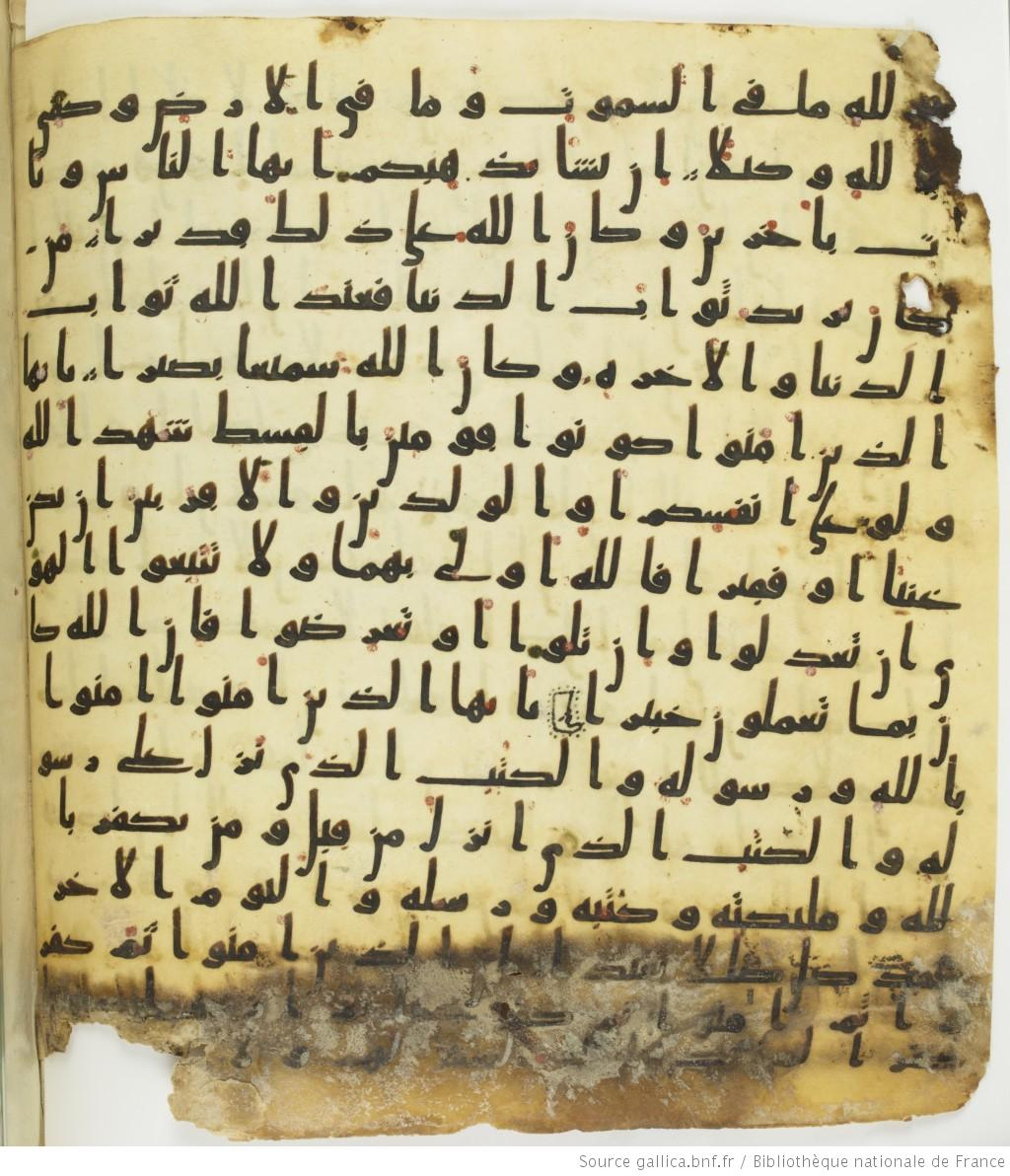 Paris, BnF, Arabe 330 (b) (Scan 2), in kūfī B.Ib script, showing Surah 4:136 from 8th Century AD found in Fustat (Old Cairo), Egypt, currently housed at Bibliothèque nationale de France, Paris