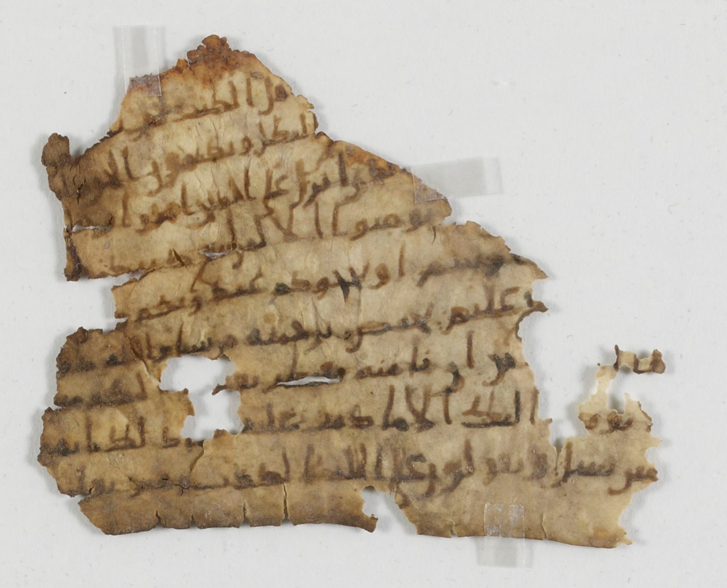 BnF Arabe 7203, in Unclassified script, showing Surah 3:71 from 8th to 9th Century AD found in Elephantine Island, Aswan, Egypt, currently housed at Bibliothèque nationale de France, Paris