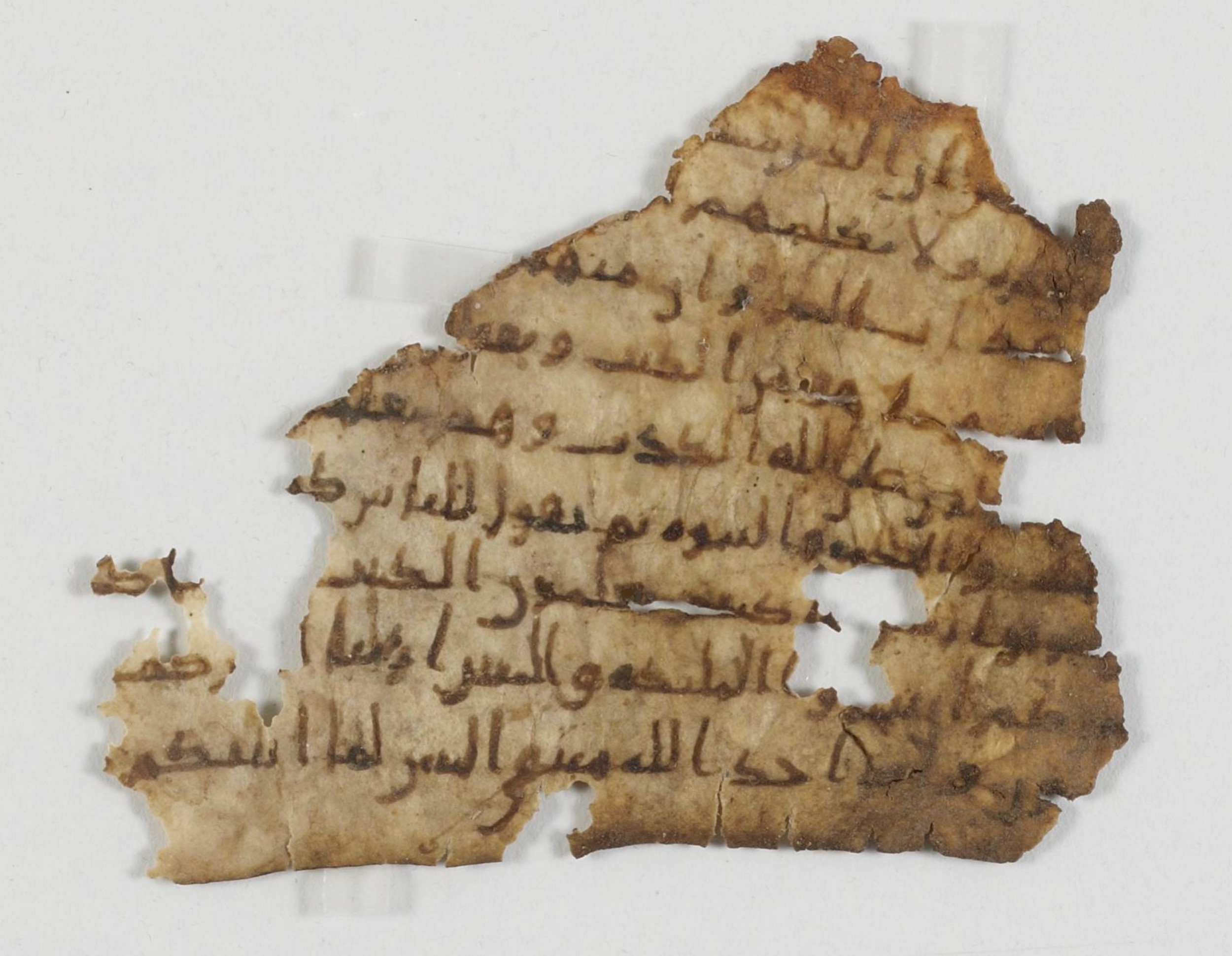 BnF Arabe 7203, in Unclassified script, showing Surah 3:79 from 8th to 9th Century AD found in Elephantine Island, Aswan, Egypt, currently housed at Bibliothèque nationale de France, Paris