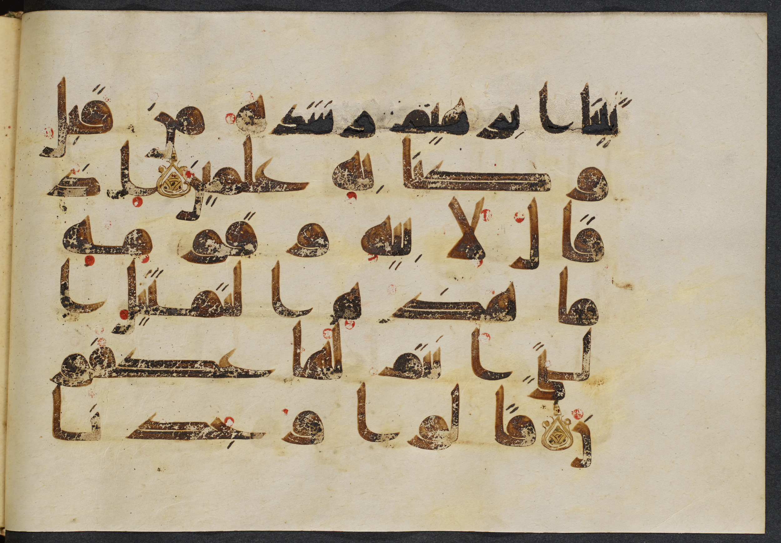 Copenhagen, Det Kongelige Bibliotek, Cod. Arab. 36 (Scan 1), in kūfī D.I script, showing Surah 21:52 from Mid 8th to Late 10th Century AD found in Egypt, currently housed at Det Kongelige Bibliotek (The Royal Library), Copenhagen