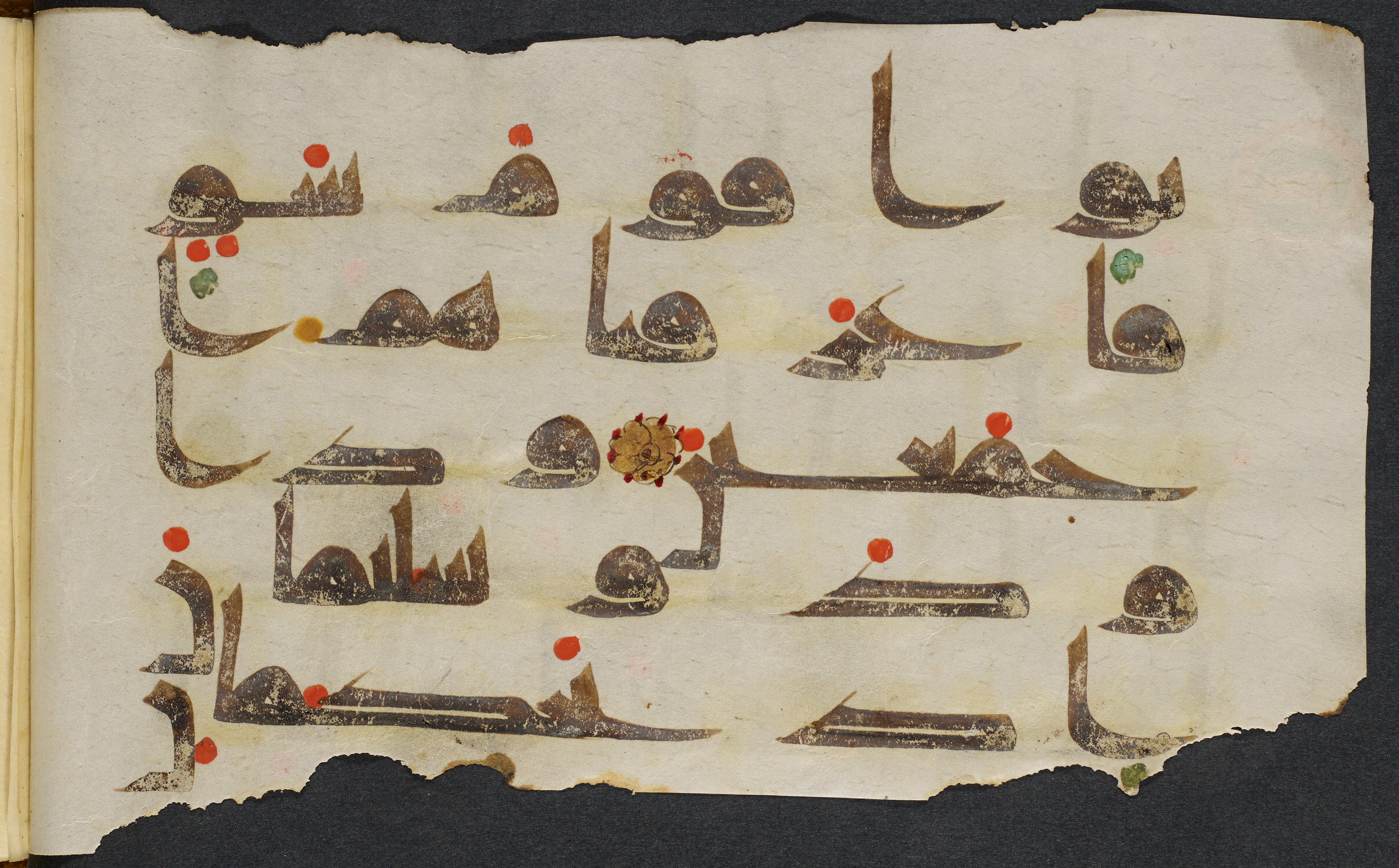 Copenhagen, Det Kongelige Bibliotek, Cod. Arab. 36 (Scan 2), in kūfī D.I script, showing Surah 21:77 from Mid 8th to Late 10th Century AD found in Egypt, currently housed at Det Kongelige Bibliotek (The Royal Library), Copenhagen