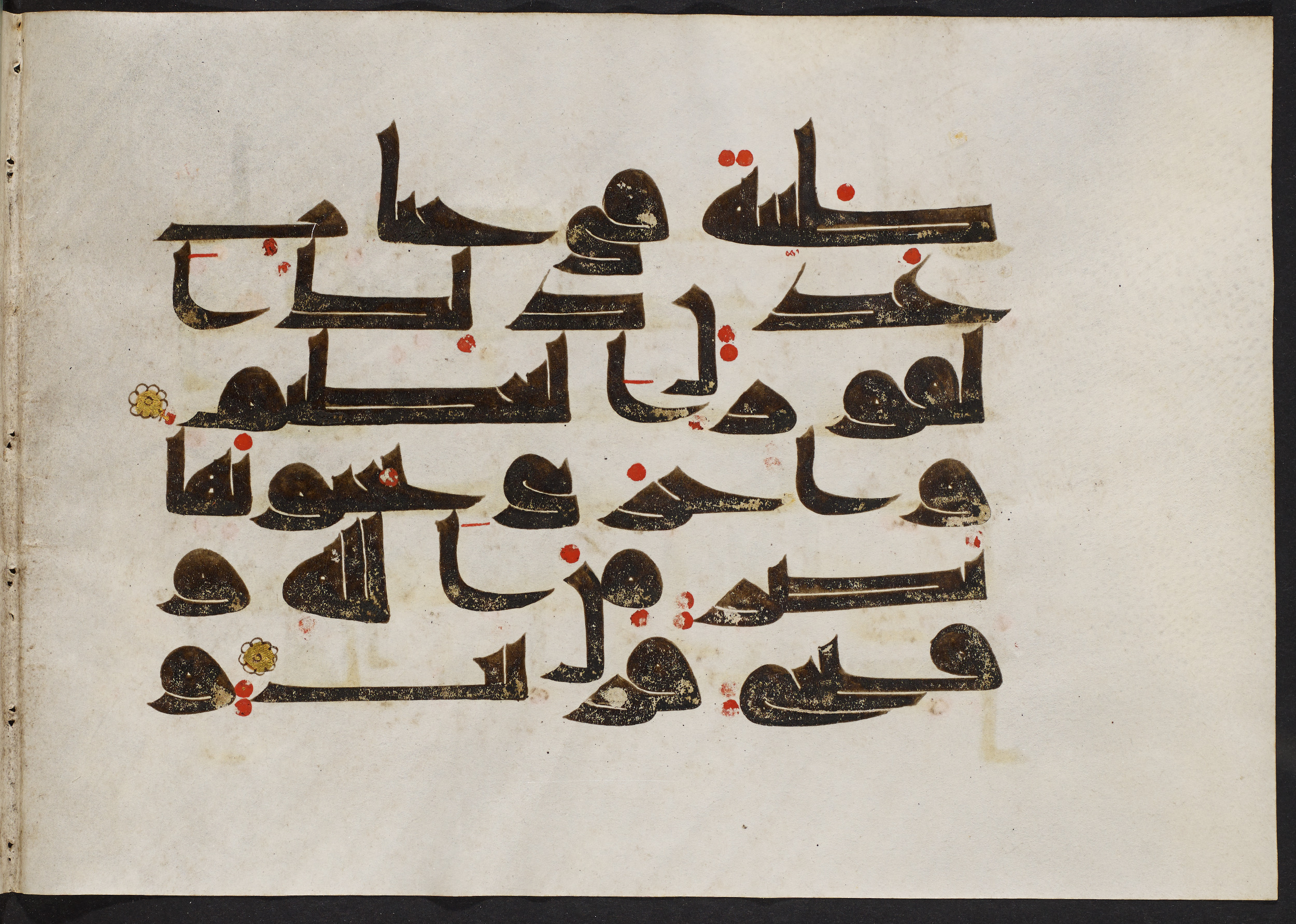 Copenhagen, Det Kongelige Bibliotek, Cod. Arab. 36 (Scan 1), in kūfī D.I script, showing Surah 61:13 from Mid 8th to Late 10th Century AD found in Egypt, currently housed at Det Kongelige Bibliotek (The Royal Library), Copenhagen