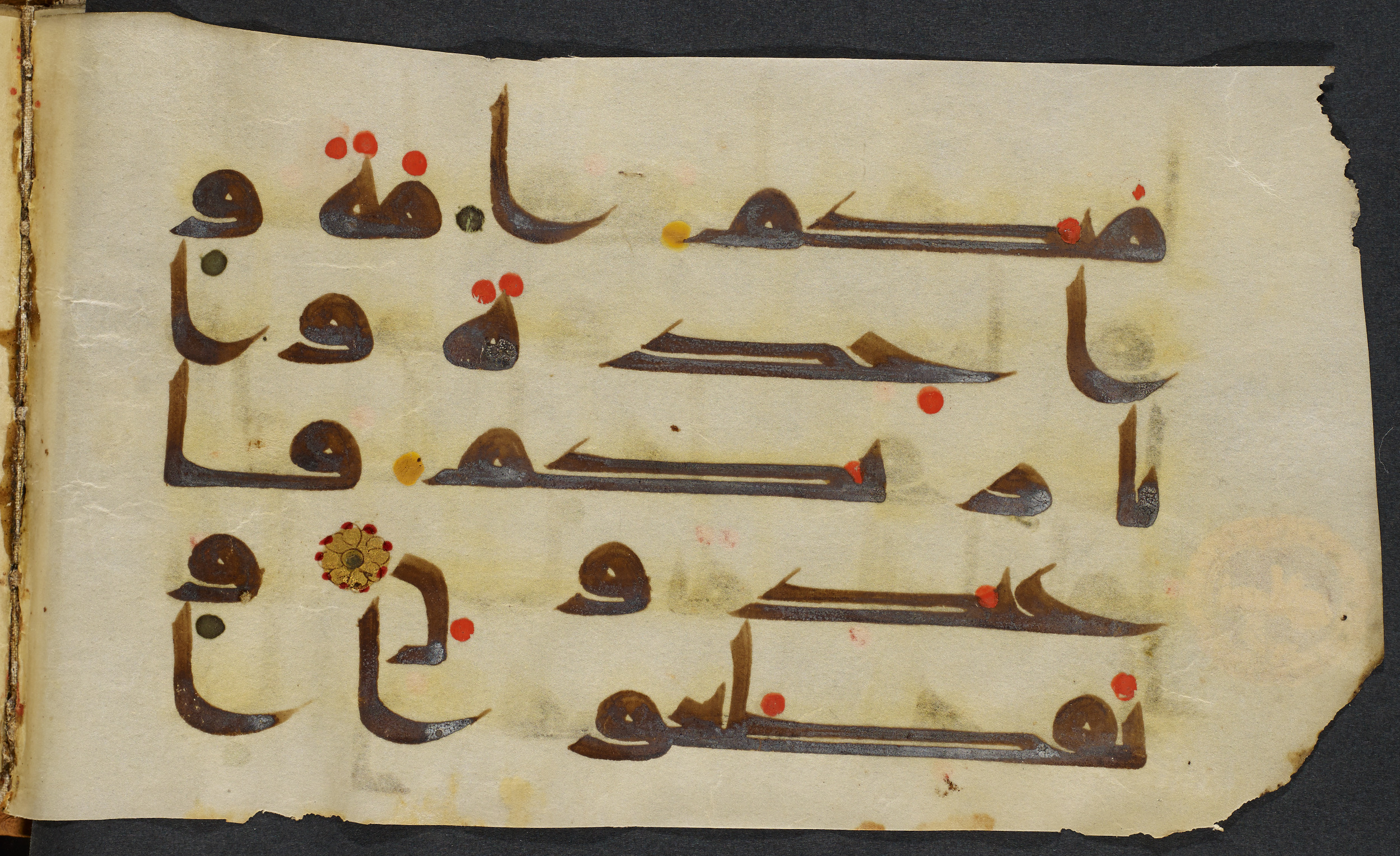 Copenhagen, Det Kongelige Bibliotek, Cod. Arab. 36 (Scan 2), in kūfī D.I script, showing Surah 21:92 from Mid 8th to Late 10th Century AD found in Egypt, currently housed at Det Kongelige Bibliotek (The Royal Library), Copenhagen