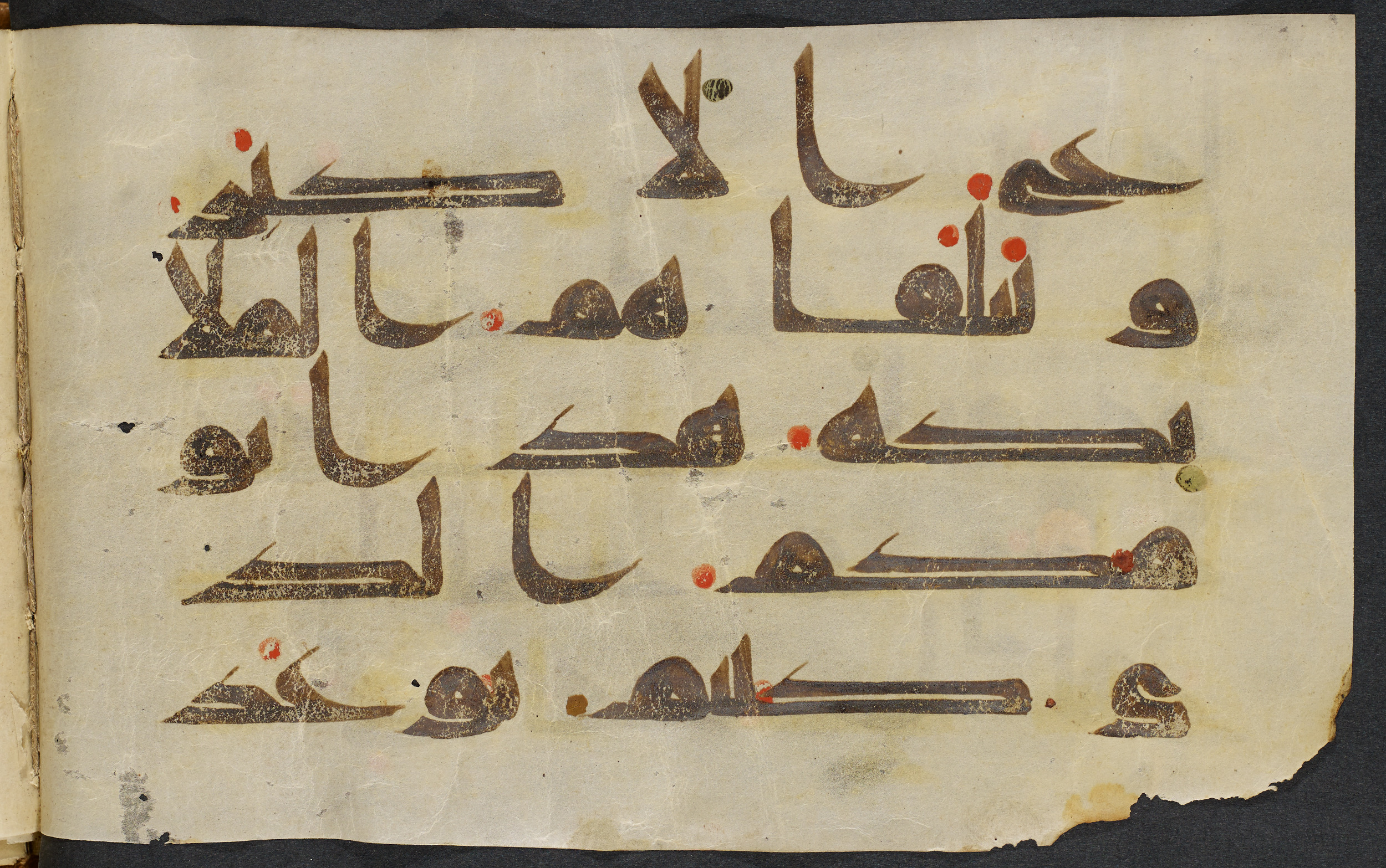 Copenhagen, Det Kongelige Bibliotek, Cod. Arab. 36 (Scan 3), in kūfī D.I script, showing Surah 21:103 from Mid 8th to Late 10th Century AD found in Egypt, currently housed at Det Kongelige Bibliotek (The Royal Library), Copenhagen