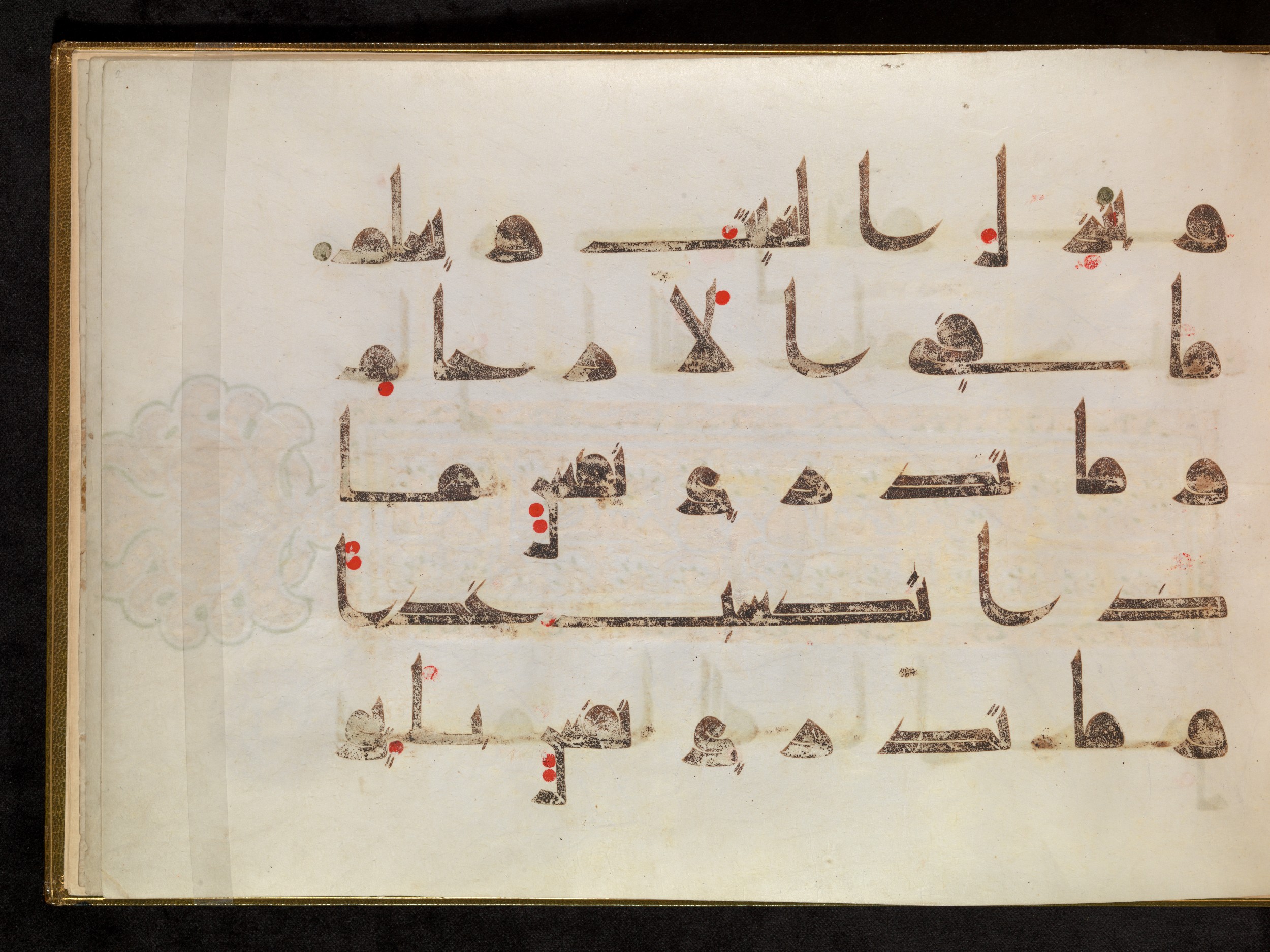 Copenhagen, Det Kongelige Bibliotek, Cod. Arab. 36 (Scan 2), in kūfī D.I script, showing Surah 31:34 from Mid 8th to Late 10th Century AD found in Egypt, currently housed at Det Kongelige Bibliotek (The Royal Library), Copenhagen