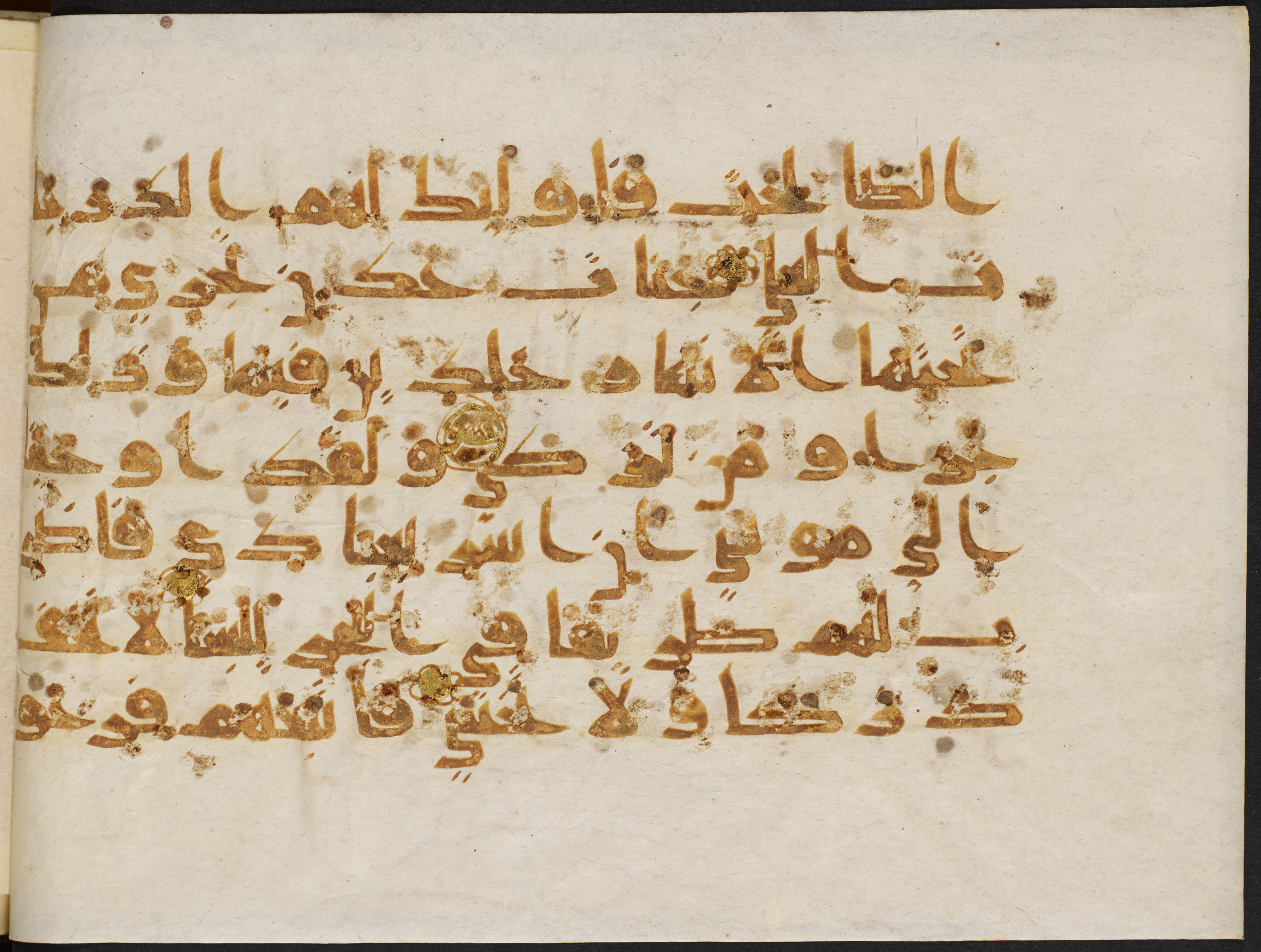 Copenhagen, Det Kongelige Bibliotek, Cod. Arab. 36 (Scan 1), in kūfī D.I script, showing Surah 20:75 from Mid 8th to Late 10th Century AD found in Egypt, currently housed at Det Kongelige Bibliotek (The Royal Library), Copenhagen
