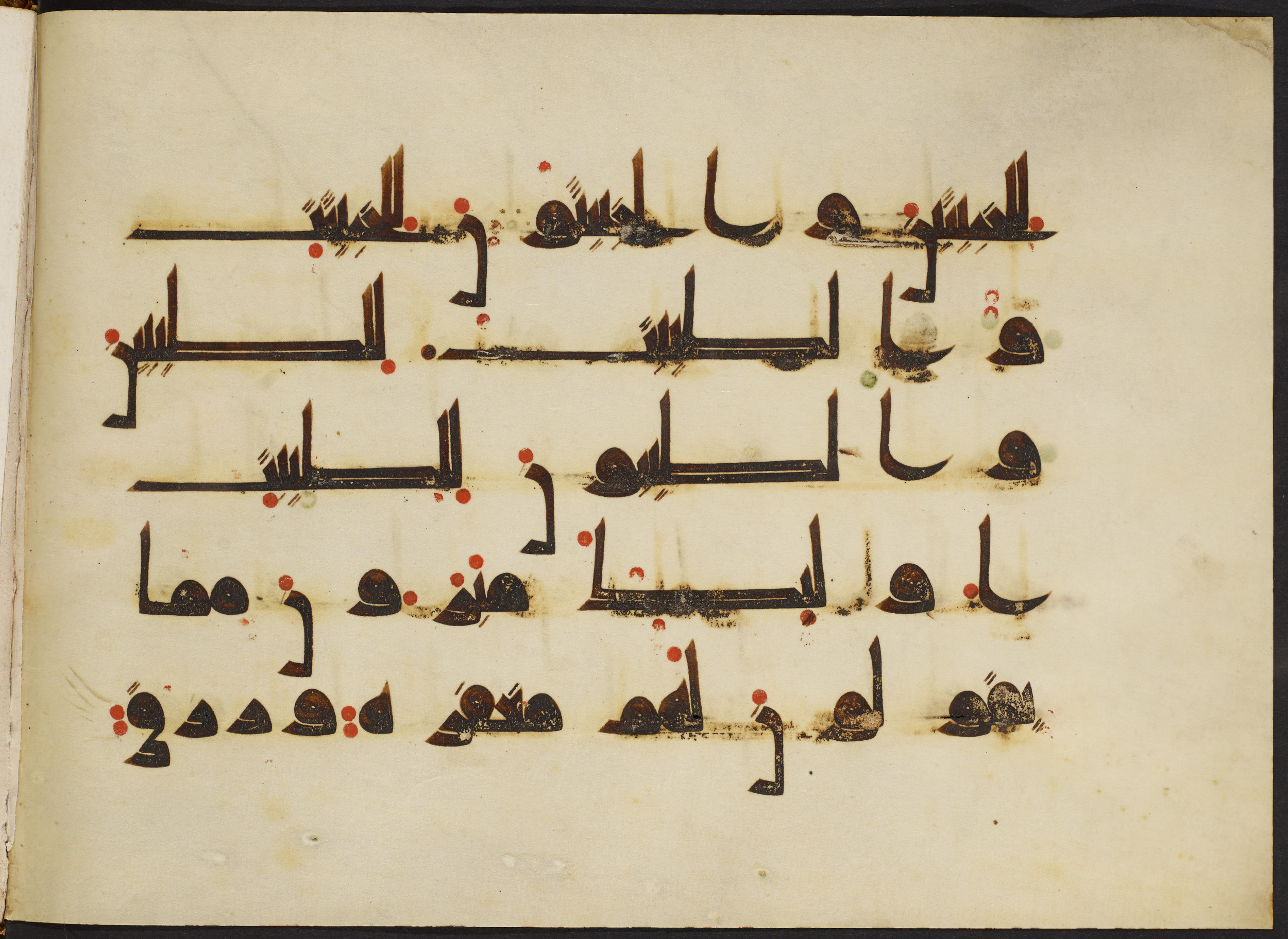Copenhagen, Det Kongelige Bibliotek, Cod. Arab. 36 (Scan 2), in kūfī D.I script, showing Surah 24:26 from Mid 8th to Late 10th Century AD found in Egypt, currently housed at Det Kongelige Bibliotek (The Royal Library), Copenhagen