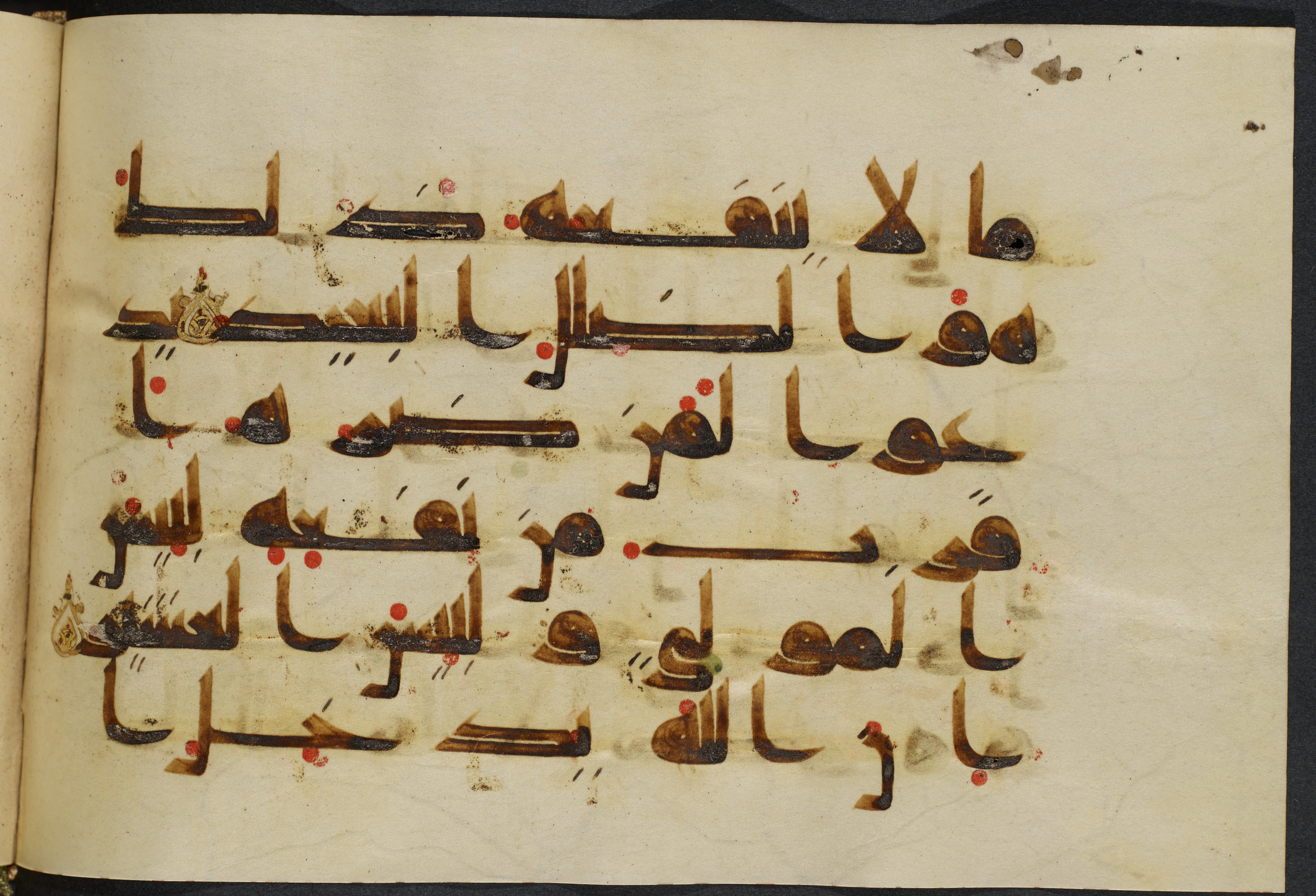 Copenhagen, Det Kongelige Bibliotek, Cod. Arab. 36 (Scan 1), in kūfī D.I script, showing Surah 22:13 from Mid 8th to Late 10th Century AD found in Egypt, currently housed at Det Kongelige Bibliotek (The Royal Library), Copenhagen