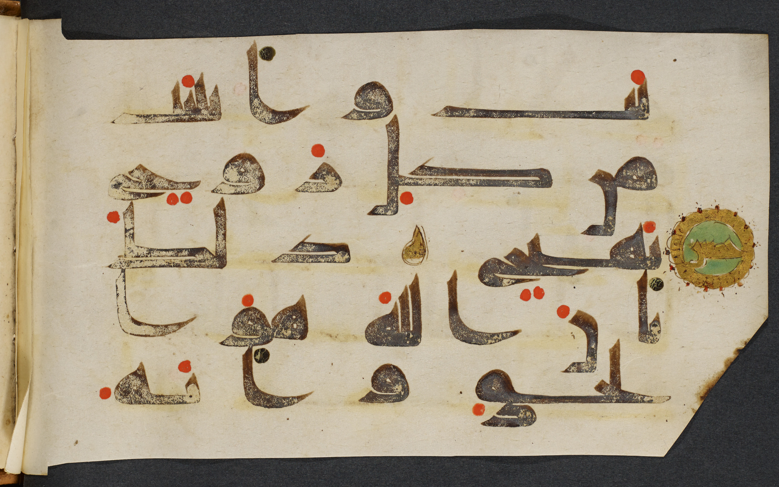Copenhagen, Det Kongelige Bibliotek, Cod. Arab. 36 (Scan 2), in kūfī D.I script, showing Surah 22:6 from Mid 8th to Late 10th Century AD found in Egypt, currently housed at Det Kongelige Bibliotek (The Royal Library), Copenhagen